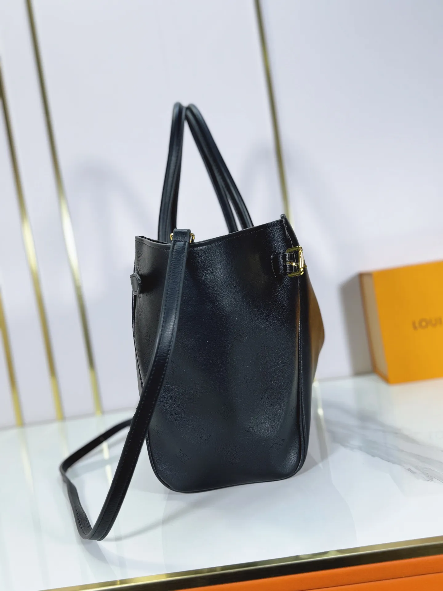 P340 Upgraded from the original M26501 M26502 M27040 M26338 This Vendôme handbag makes the cow leather reveal a silky satin luster, and is equipped with a dazzling buckle and a Monogram padlock to achieve a practical and trendy configuration, highlighting the elegant charm and the brand's exquisite craftsmanship. Side straps cinched the tote, and multiple pockets securely store valuables. Dimensions: 35.5 x 28 x 17 (cm) ((length x height x width)