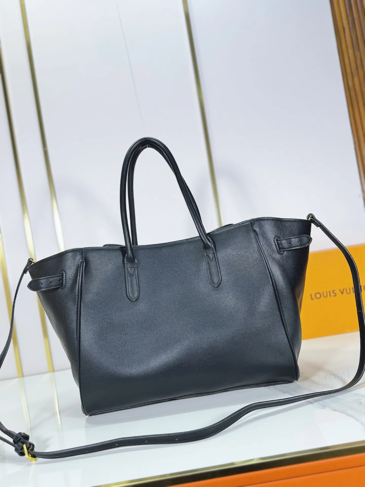 P340 Upgraded from the original M26501 M26502 M27040 M26338 This Vendôme handbag makes the cow leather reveal a silky satin luster, and is equipped with a dazzling buckle and a Monogram padlock to achieve a practical and trendy configuration, highlighting the elegant charm and the brand's exquisite craftsmanship. Side straps cinched the tote, and multiple pockets securely store valuables. Dimensions: 35.5 x 28 x 17 (cm) ((length x height x width)