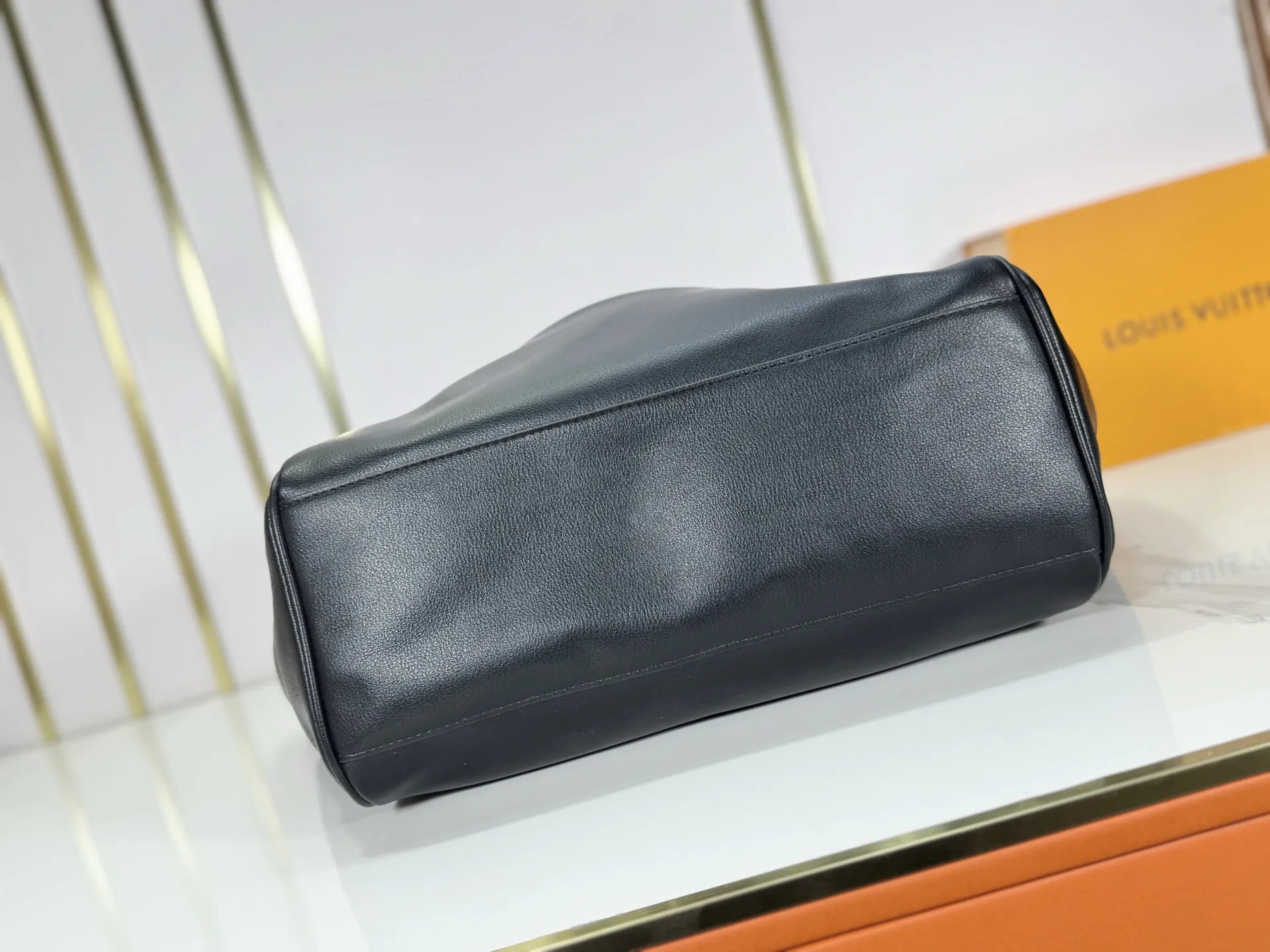 P340 Upgraded from the original M26501 M26502 M27040 M26338 This Vendôme handbag makes the cow leather reveal a silky satin luster, and is equipped with a dazzling buckle and a Monogram padlock to achieve a practical and trendy configuration, highlighting the elegant charm and the brand's exquisite craftsmanship. Side straps cinched the tote, and multiple pockets securely store valuables. Dimensions: 35.5 x 28 x 17 (cm) ((length x height x width)