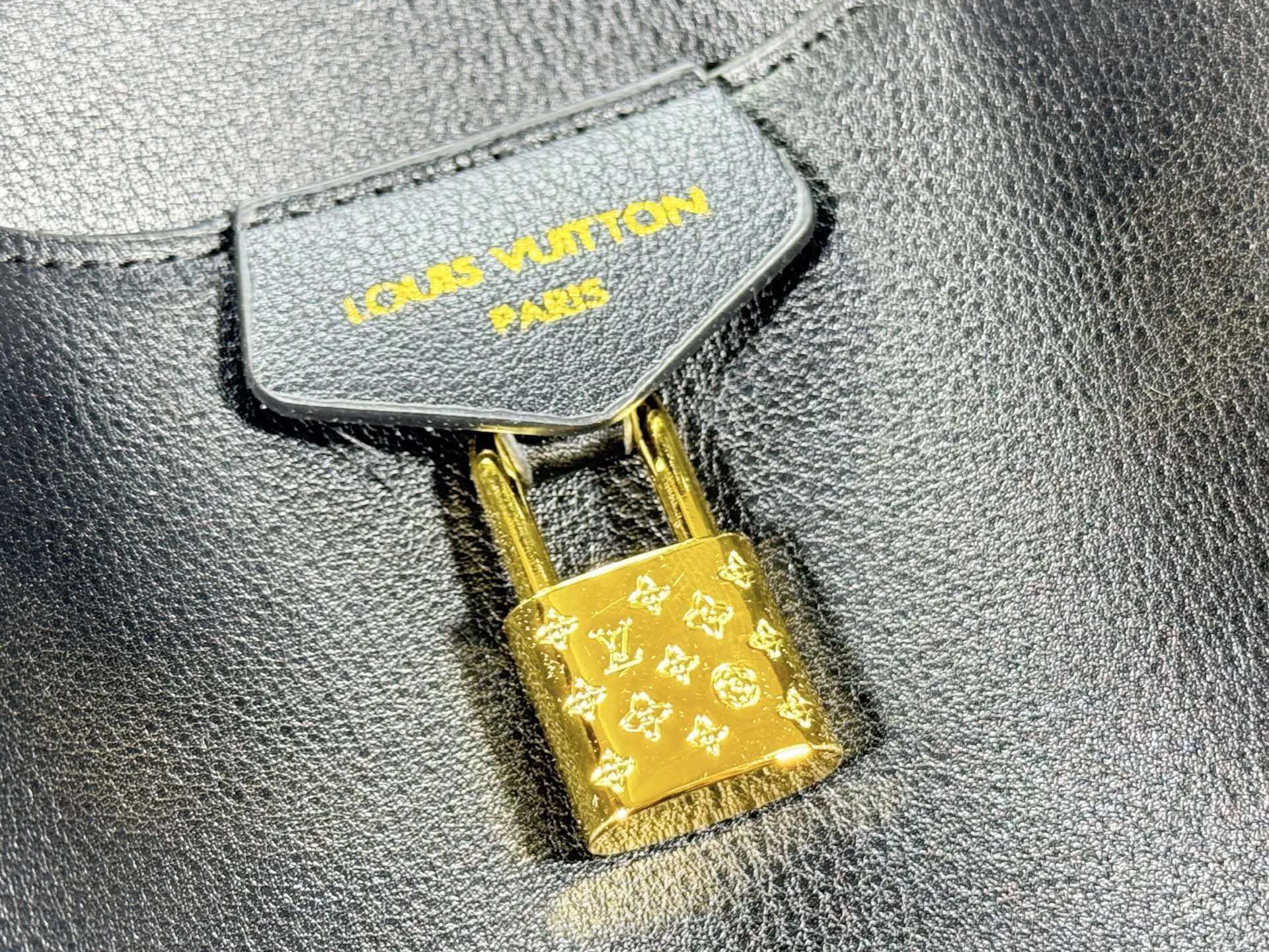 P340 Upgraded from the original M26501 M26502 M27040 M26338 This Vendôme handbag makes the cow leather reveal a silky satin luster, and is equipped with a dazzling buckle and a Monogram padlock to achieve a practical and trendy configuration, highlighting the elegant charm and the brand's exquisite craftsmanship. Side straps cinched the tote, and multiple pockets securely store valuables. Dimensions: 35.5 x 28 x 17 (cm) ((length x height x width)