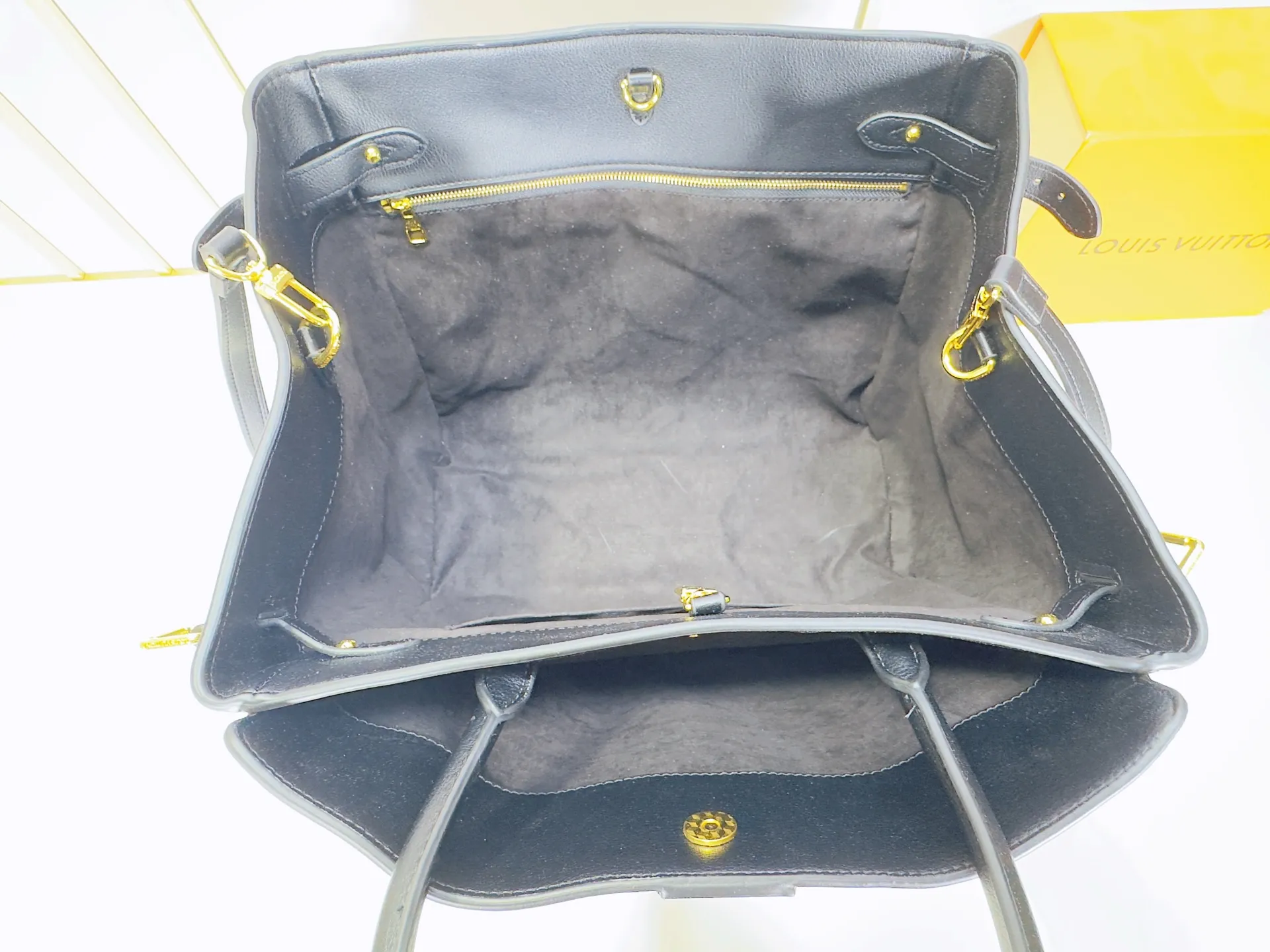 P340 Upgraded from the original M26501 M26502 M27040 M26338 This Vendôme handbag makes the cow leather reveal a silky satin luster, and is equipped with a dazzling buckle and a Monogram padlock to achieve a practical and trendy configuration, highlighting the elegant charm and the brand's exquisite craftsmanship. Side straps cinched the tote, and multiple pockets securely store valuables. Dimensions: 35.5 x 28 x 17 (cm) ((length x height x width)