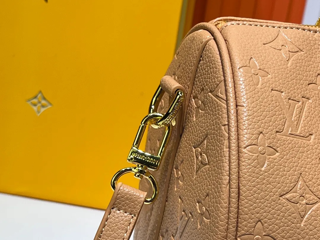 Batch 300💰Upgraded from the original M47186 M11323 M40391 This Speedy Soft 30 handbag renews the classic design of the Speedy handbag, using Monogram Empreinte leather and suede cowhide lining to create a light and soft structure. Whether carried by hand, cross-body or shoulder, you can create a trendy look. Dimensions: 30x21x17 cm