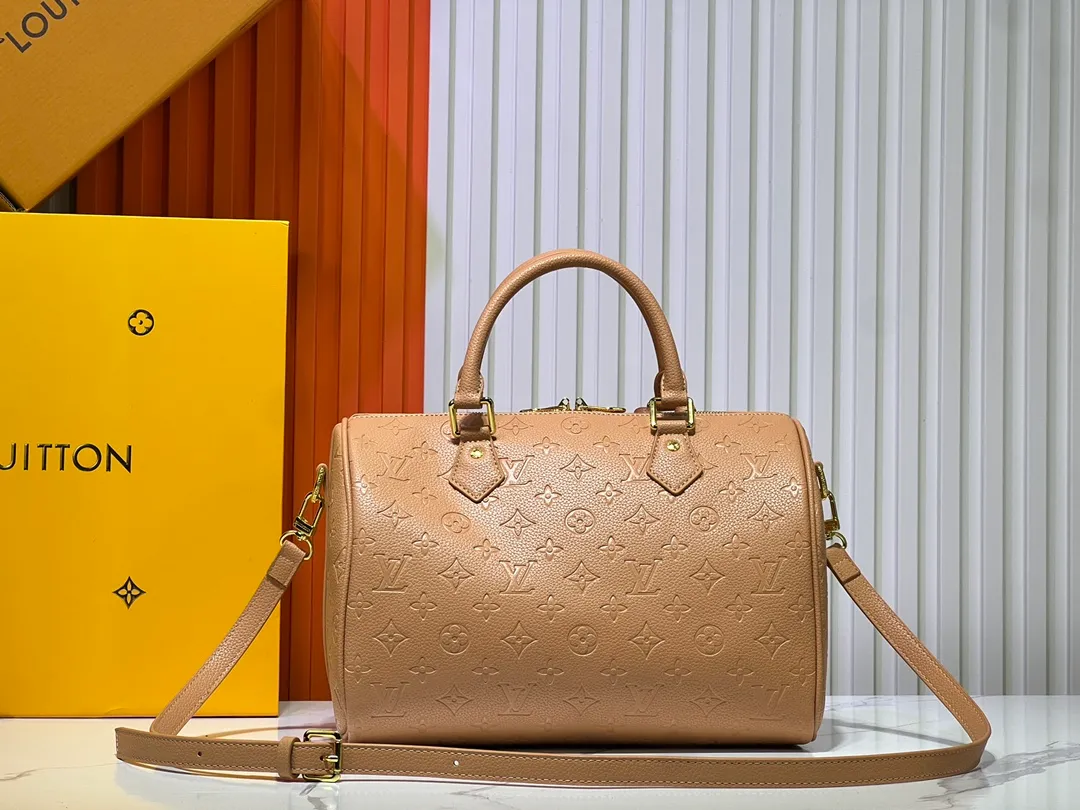 Batch 300💰Upgraded from the original M47186 M11323 M40391 This Speedy Soft 30 handbag renews the classic design of the Speedy handbag, using Monogram Empreinte leather and suede cowhide lining to create a light and soft structure. Whether carried by hand, cross-body or shoulder, you can create a trendy look. Dimensions: 30x21x17 cm