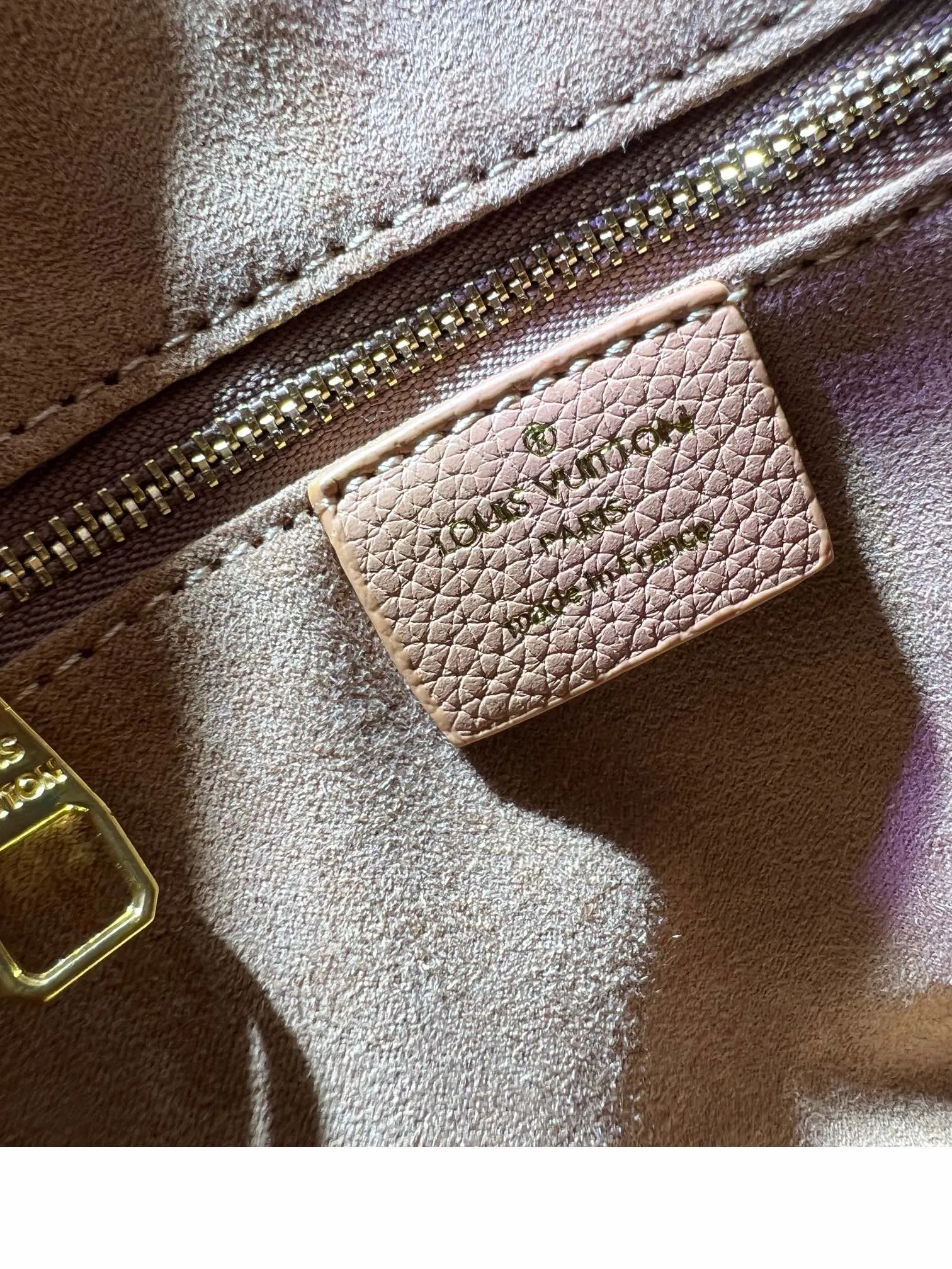 Batch 300💰Upgraded from the original M47186 M11323 M40391 This Speedy Soft 30 handbag renews the classic design of the Speedy handbag, using Monogram Empreinte leather and suede cowhide lining to create a light and soft structure. Whether carried by hand, cross-body or shoulder, you can create a trendy look. Dimensions: 30x21x17 cm