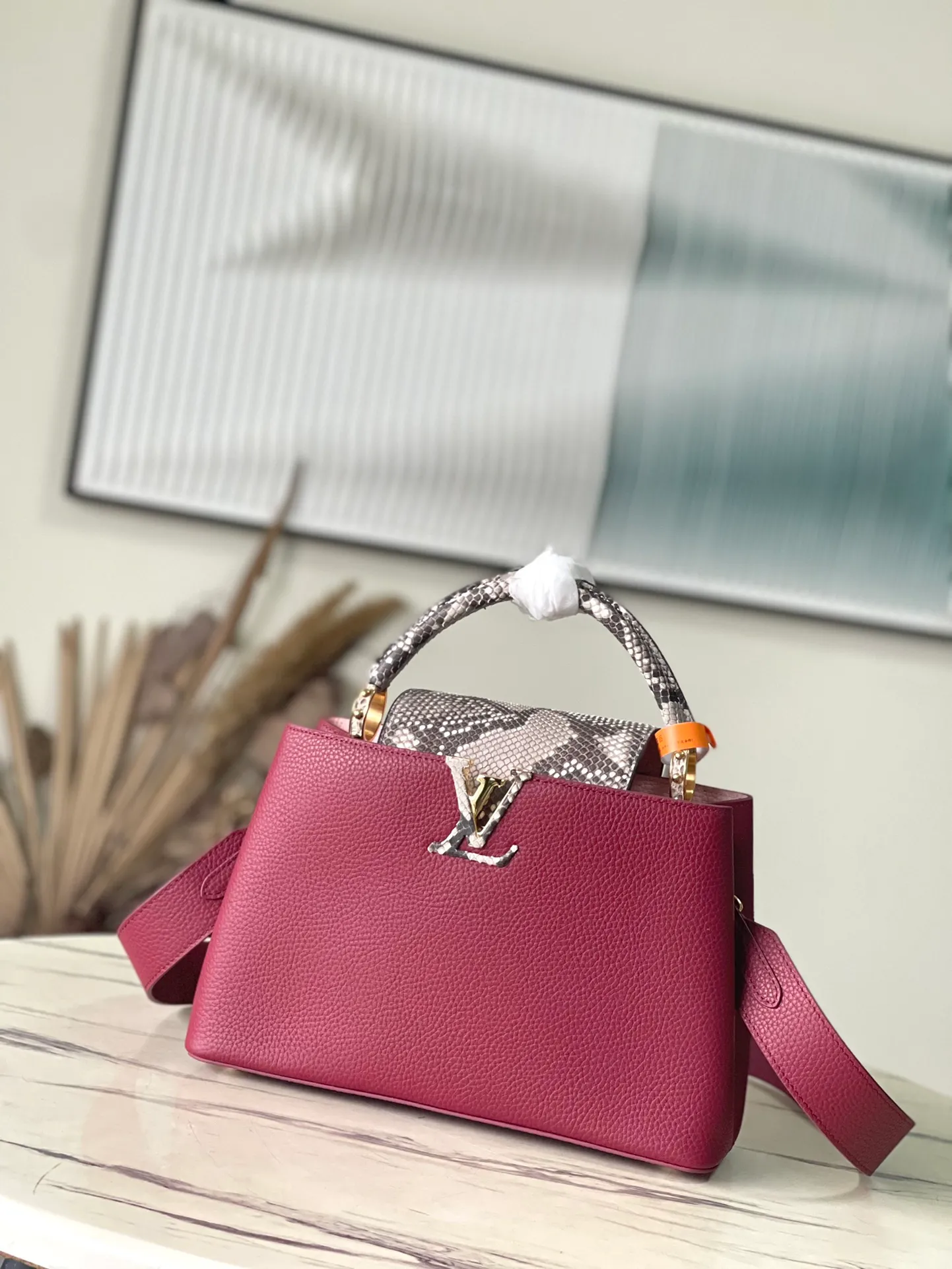 💰2520 (Special quality original leather) N82068N82067 Grape purple with python medium size In 1854, a store was opened on Capucine Street in Paris, and the Capucines handbag named after it came out in 2013. Made of full-grain Taurillon leather with a signature flap: revealing the Monogram flower on the outside and leather-wrapped letters on the inside. Dimensions: 31.5 x 20 x 11 cm