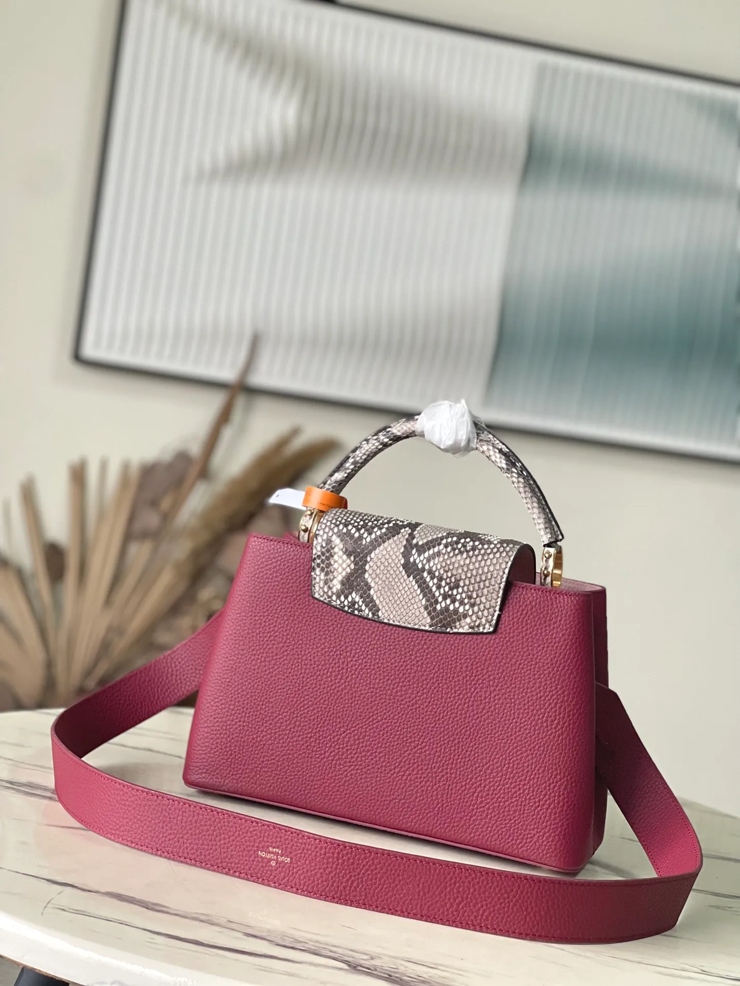 💰2520 (Special quality original leather) N82068N82067 Grape purple with python medium size In 1854, a store was opened on Capucine Street in Paris, and the Capucines handbag named after it came out in 2013. Made of full-grain Taurillon leather with a signature flap: revealing the Monogram flower on the outside and leather-wrapped letters on the inside. Dimensions: 31.5 x 20 x 11 cm