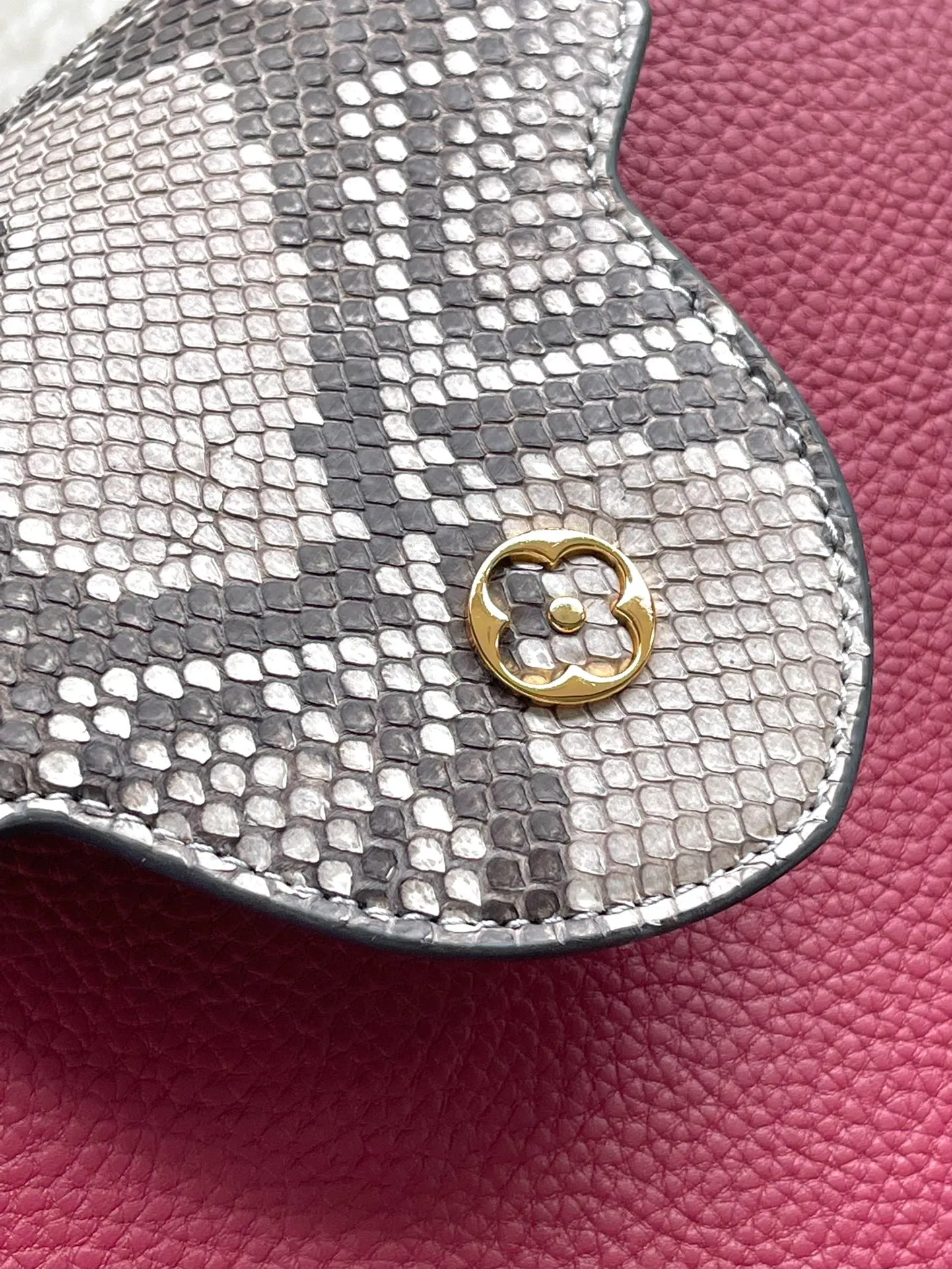 💰2520 (Special quality original leather) N82068N82067 Grape purple with python medium size In 1854, a store was opened on Capucine Street in Paris, and the Capucines handbag named after it came out in 2013. Made of full-grain Taurillon leather with a signature flap: revealing the Monogram flower on the outside and leather-wrapped letters on the inside. Dimensions: 31.5 x 20 x 11 cm