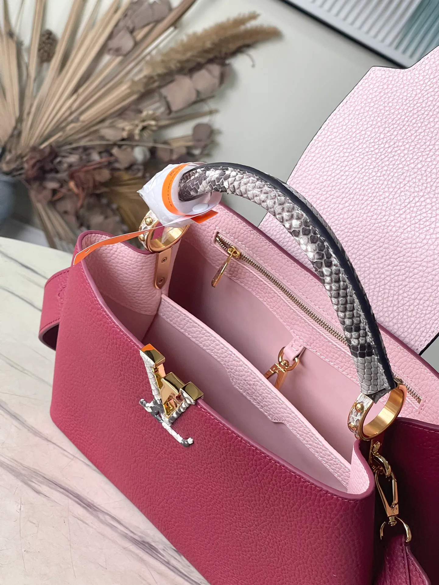 💰2520 (Special quality original leather) N82068N82067 Grape purple with python medium size In 1854, a store was opened on Capucine Street in Paris, and the Capucines handbag named after it came out in 2013. Made of full-grain Taurillon leather with a signature flap: revealing the Monogram flower on the outside and leather-wrapped letters on the inside. Dimensions: 31.5 x 20 x 11 cm