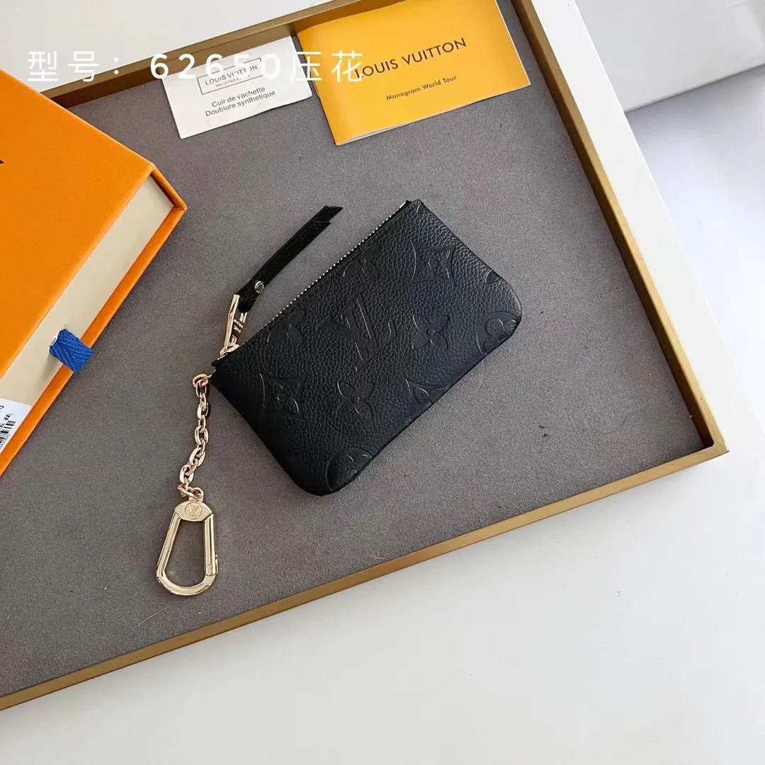 💰100💰This Damier canvas small leather bag can hold change and keys, and can be easily put into a handbag or clothing pocket. Key ring, key hook can be hung on the D-ring provided with most Louis Vuitton handbags, zipper closure, Damier canvas texture and embossed calfskin, shiny gold-tone hardware. 👏👏Model 62650, size: 12x7cm,