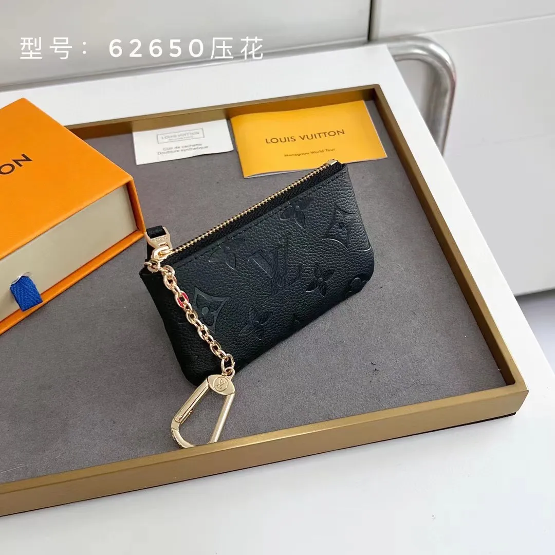 💰100💰This Damier canvas small leather bag can hold change and keys, and can be easily put into a handbag or clothing pocket. Key ring, key hook can be hung on the D-ring provided with most Louis Vuitton handbags, zipper closure, Damier canvas texture and embossed calfskin, shiny gold-tone hardware. 👏👏Model 62650, size: 12x7cm,
