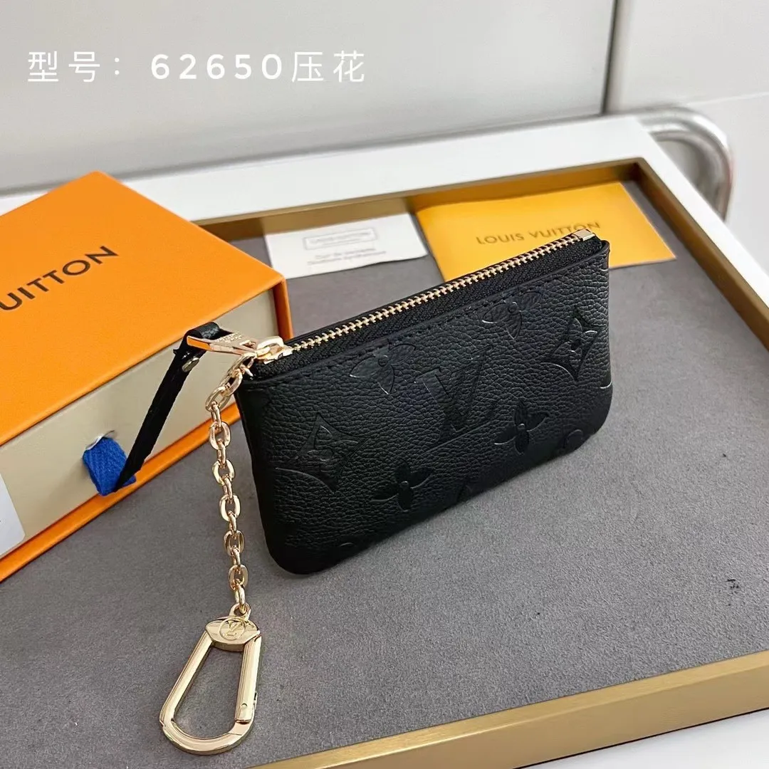 💰100💰This Damier canvas small leather bag can hold change and keys, and can be easily put into a handbag or clothing pocket. Key ring, key hook can be hung on the D-ring provided with most Louis Vuitton handbags, zipper closure, Damier canvas texture and embossed calfskin, shiny gold-tone hardware. 👏👏Model 62650, size: 12x7cm,