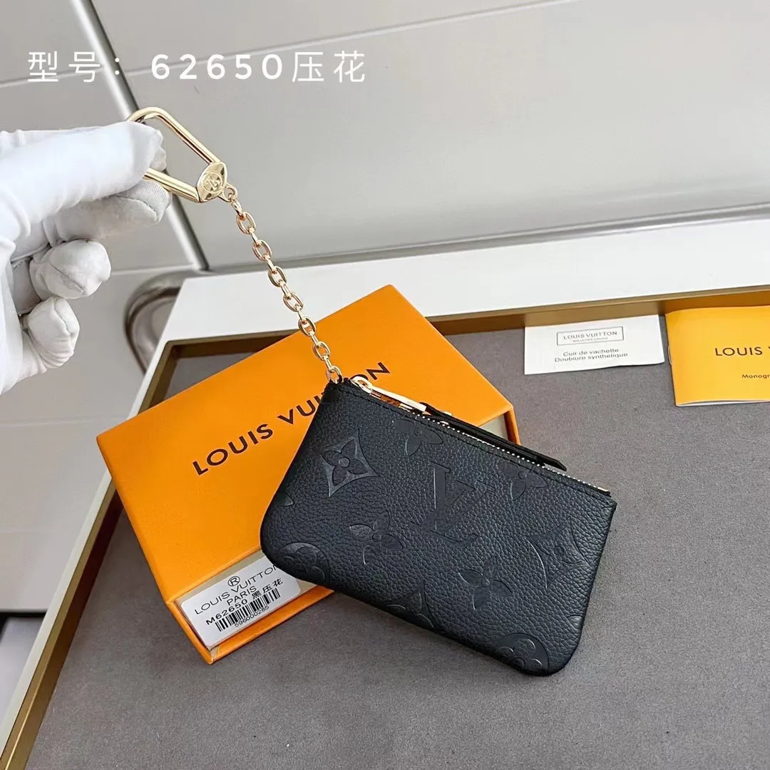 💰100💰This Damier canvas small leather bag can hold change and keys, and can be easily put into a handbag or clothing pocket. Key ring, key hook can be hung on the D-ring provided with most Louis Vuitton handbags, zipper closure, Damier canvas texture and embossed calfskin, shiny gold-tone hardware. 👏👏Model 62650, size: 12x7cm,