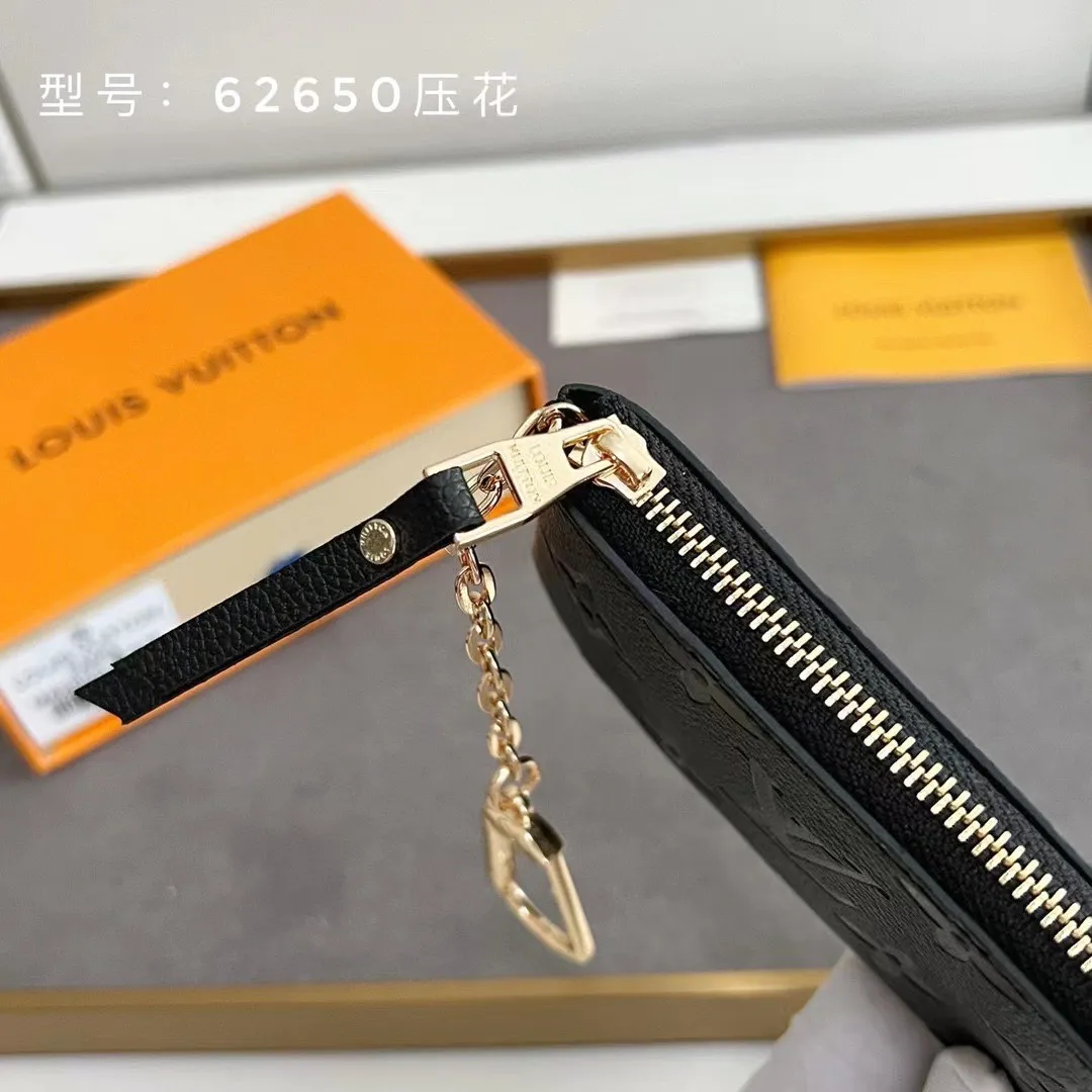 💰100💰This Damier canvas small leather bag can hold change and keys, and can be easily put into a handbag or clothing pocket. Key ring, key hook can be hung on the D-ring provided with most Louis Vuitton handbags, zipper closure, Damier canvas texture and embossed calfskin, shiny gold-tone hardware. 👏👏Model 62650, size: 12x7cm,