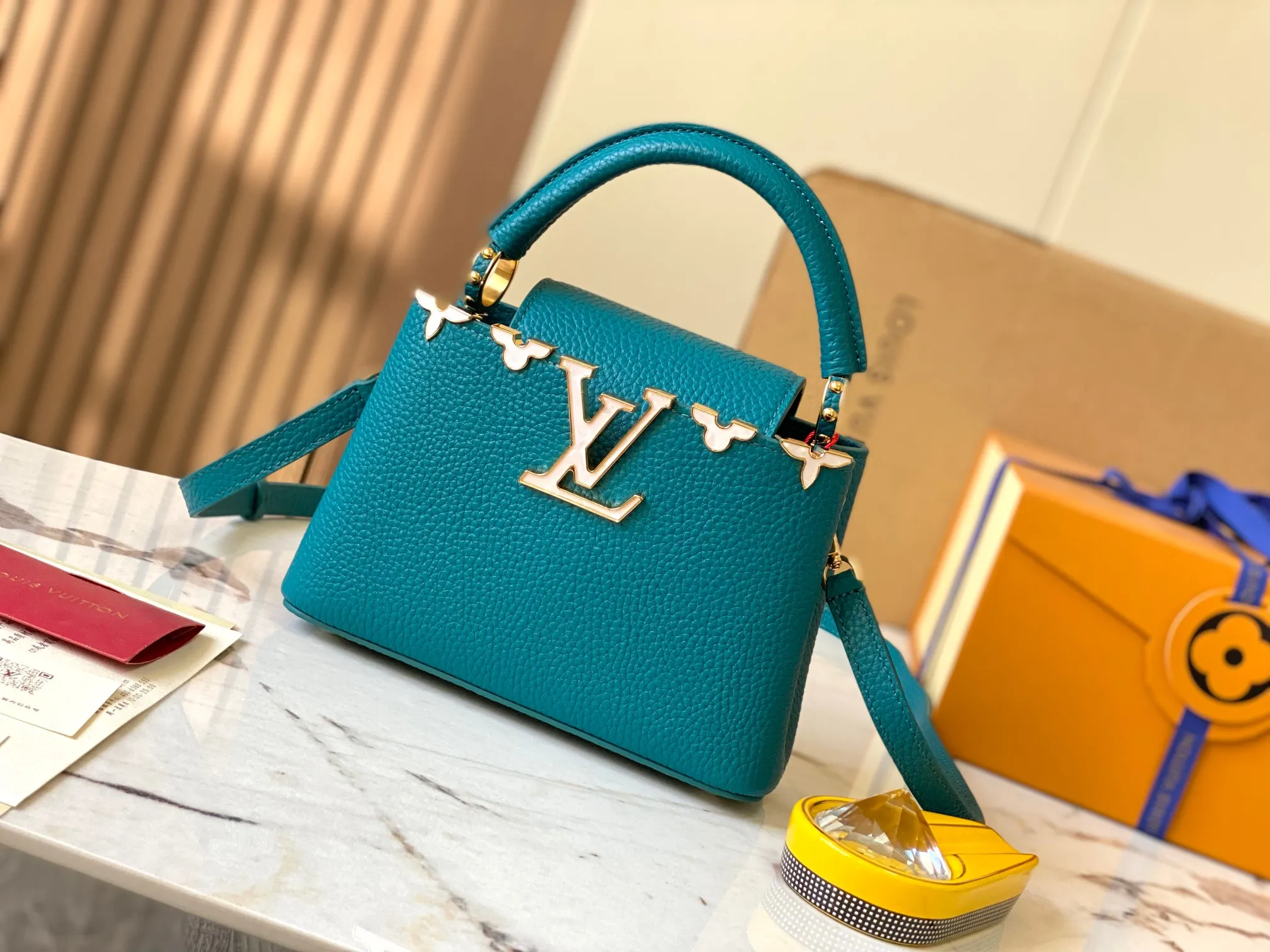 P2400, [Special quality original leather 💋 M23330 Lake blue white shell] Capucines mini handbag, this Capucines Flower Crown handbag is made of full-grain Taurillon leather embellished with Monogram flowers. Each flower is shaped by exquisite shells. The LV logo and flowers echo each other, giving this soft handbag a jewel-like luster. Use the detachable shoulder strap cleverly to switch between shoulder and crossbody styles! Size: 21*14*8Cm