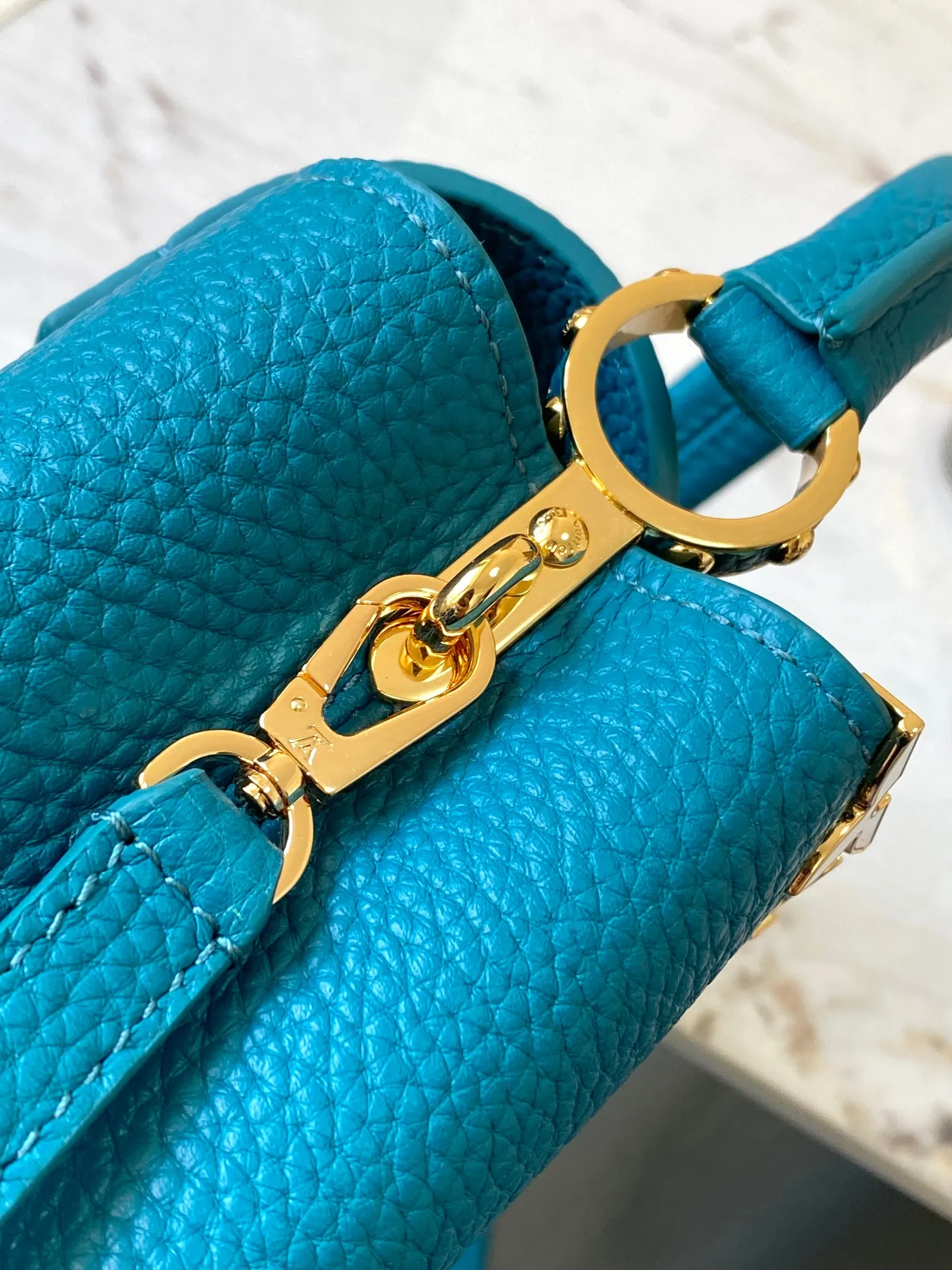 P2400, [Special quality original leather 💋 M23330 Lake blue white shell] Capucines mini handbag, this Capucines Flower Crown handbag is made of full-grain Taurillon leather embellished with Monogram flowers. Each flower is shaped by exquisite shells. The LV logo and flowers echo each other, giving this soft handbag a jewel-like luster. Use the detachable shoulder strap cleverly to switch between shoulder and crossbody styles! Size: 21*14*8Cm