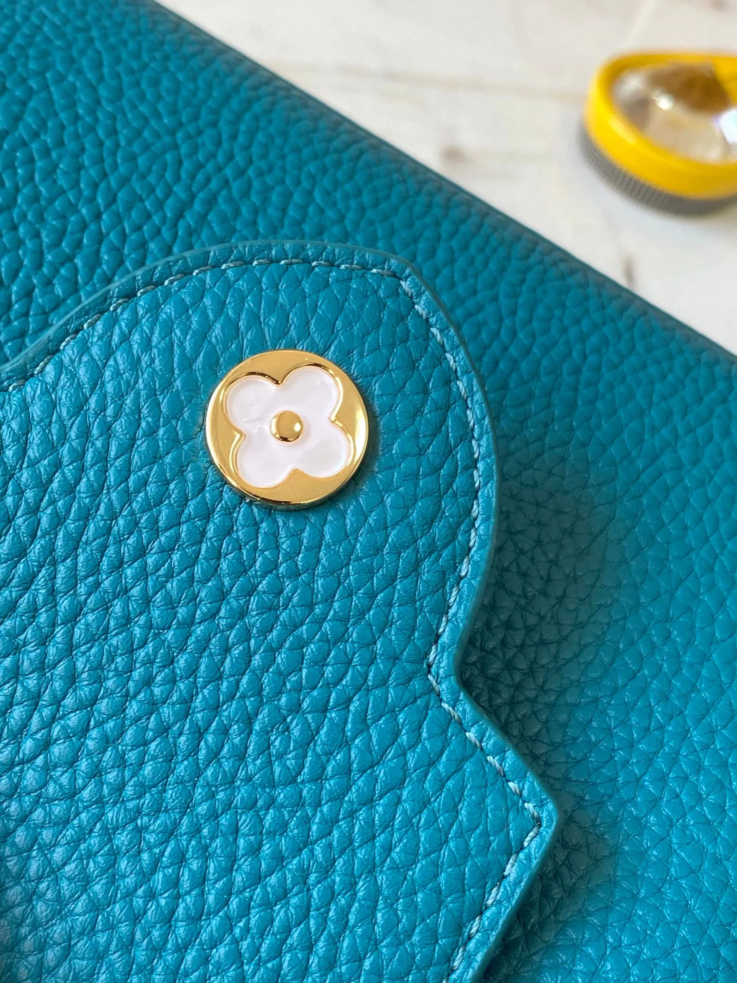 P2400, [Special quality original leather 💋 M23330 Lake blue white shell] Capucines mini handbag, this Capucines Flower Crown handbag is made of full-grain Taurillon leather embellished with Monogram flowers. Each flower is shaped by exquisite shells. The LV logo and flowers echo each other, giving this soft handbag a jewel-like luster. Use the detachable shoulder strap cleverly to switch between shoulder and crossbody styles! Size: 21*14*8Cm