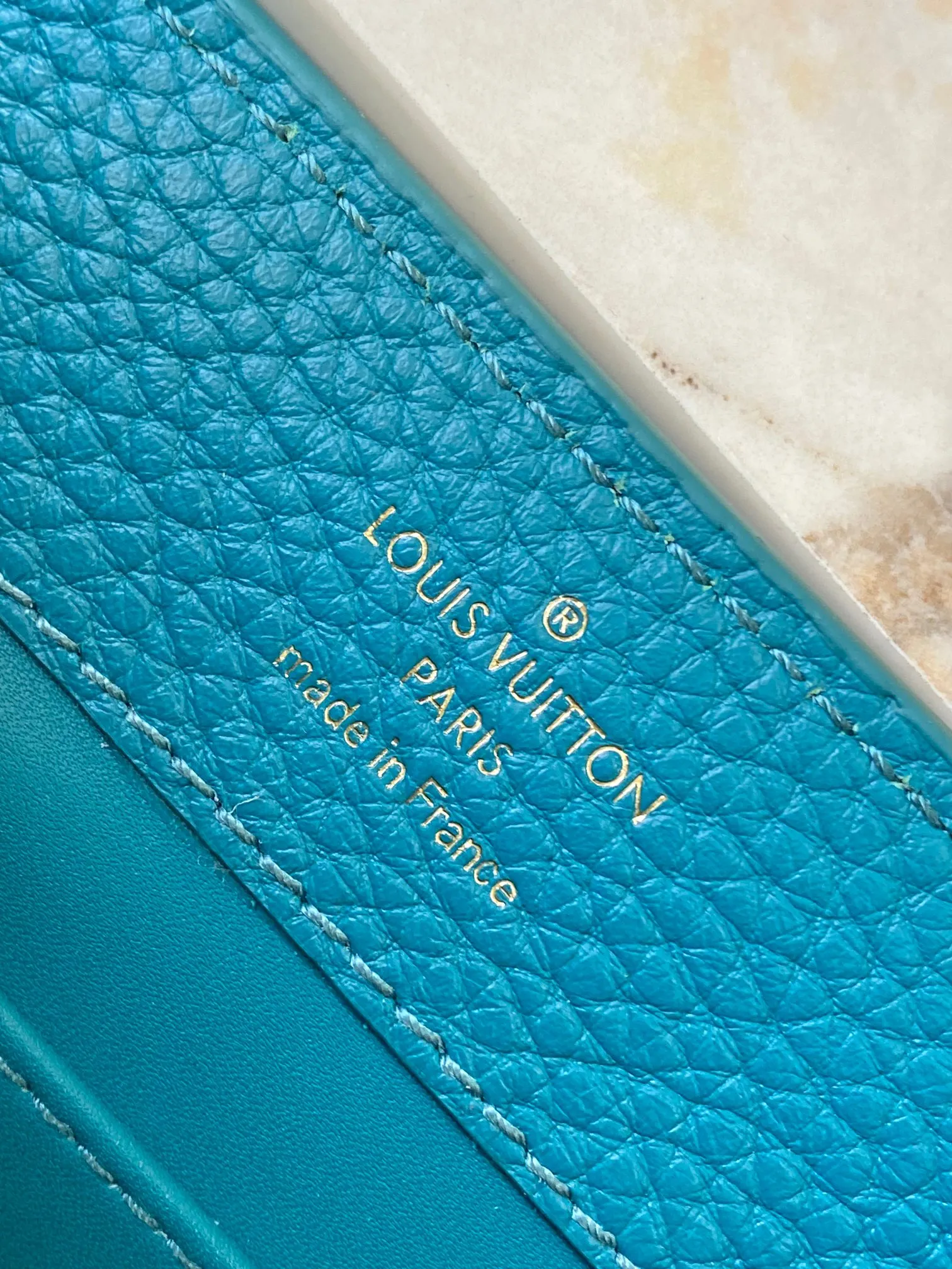 P2400, [Special quality original leather 💋 M23330 Lake blue white shell] Capucines mini handbag, this Capucines Flower Crown handbag is made of full-grain Taurillon leather embellished with Monogram flowers. Each flower is shaped by exquisite shells. The LV logo and flowers echo each other, giving this soft handbag a jewel-like luster. Use the detachable shoulder strap cleverly to switch between shoulder and crossbody styles! Size: 21*14*8Cm