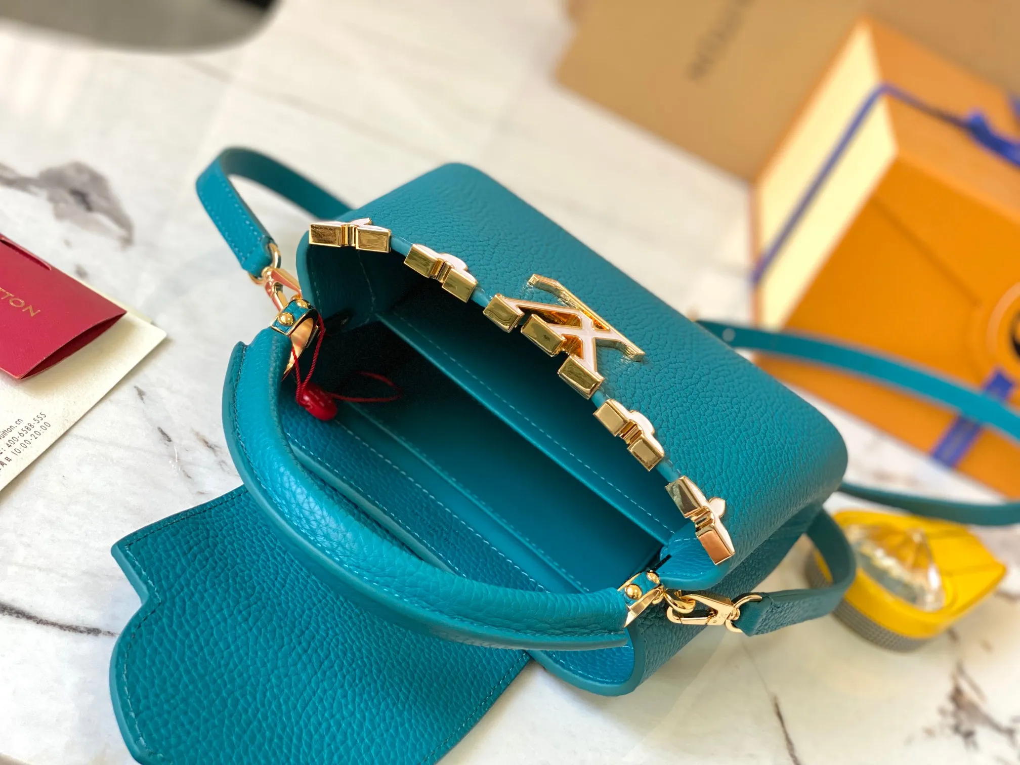 P2400, [Special quality original leather 💋 M23330 Lake blue white shell] Capucines mini handbag, this Capucines Flower Crown handbag is made of full-grain Taurillon leather embellished with Monogram flowers. Each flower is shaped by exquisite shells. The LV logo and flowers echo each other, giving this soft handbag a jewel-like luster. Use the detachable shoulder strap cleverly to switch between shoulder and crossbody styles! Size: 21*14*8Cm