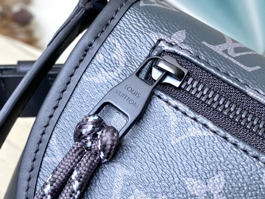 💰880 Top Original Order M12681 This Pulse messenger bag is exquisitely constructed with Monogram Eclipse LTJM canvas, and is equipped with a cord zipper puller for the outer pocket on the flap. The magnetic closure makes it easy to access items, and the leather shoulder strap can be adjusted using the side loops, making it ideal for shoulder or cross-body wear. Dimensions: 26.6 × 17 × 11 cm