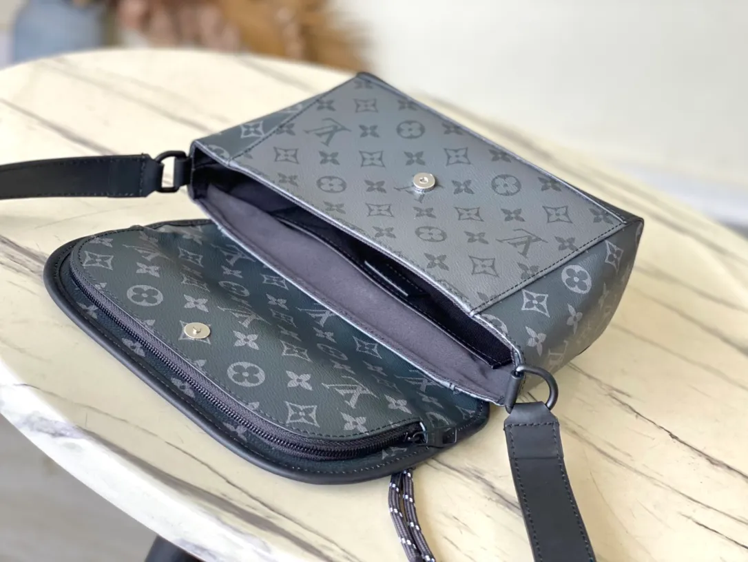 💰880 Top Original Order M12681 This Pulse messenger bag is exquisitely constructed with Monogram Eclipse LTJM canvas, and is equipped with a cord zipper puller for the outer pocket on the flap. The magnetic closure makes it easy to access items, and the leather shoulder strap can be adjusted using the side loops, making it ideal for shoulder or cross-body wear. Dimensions: 26.6 × 17 × 11 cm