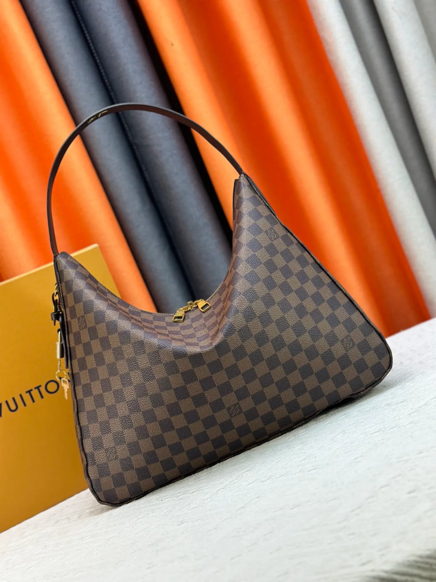 P280 Upgraded version [Official latest model, real shot of version making] M12097-M12098-M11952-M00126 This Vanity Pouch handbag comes from the Louis Vuitton Coated canvas is trimmed with calfskin, while a zipper closure, detachable chain and LV-engraved padlock add a metallic sheen. Dimensions: 41.0 × 33.0 × 10.0 Dimensions, 32.5x22.0x9.0
