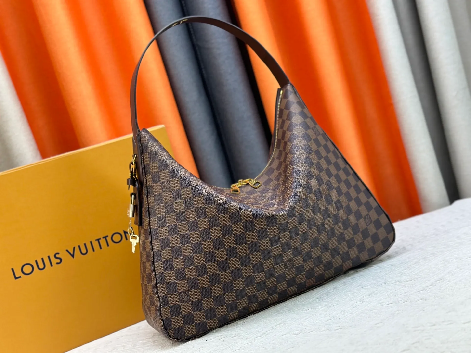 P280 Upgraded version [Official latest model, real shot of version making] M12097-M12098-M11952-M00126 This Vanity Pouch handbag comes from the Louis Vuitton Coated canvas is trimmed with calfskin, while a zipper closure, detachable chain and LV-engraved padlock add a metallic sheen. Dimensions: 41.0 × 33.0 × 10.0 Dimensions, 32.5x22.0x9.0