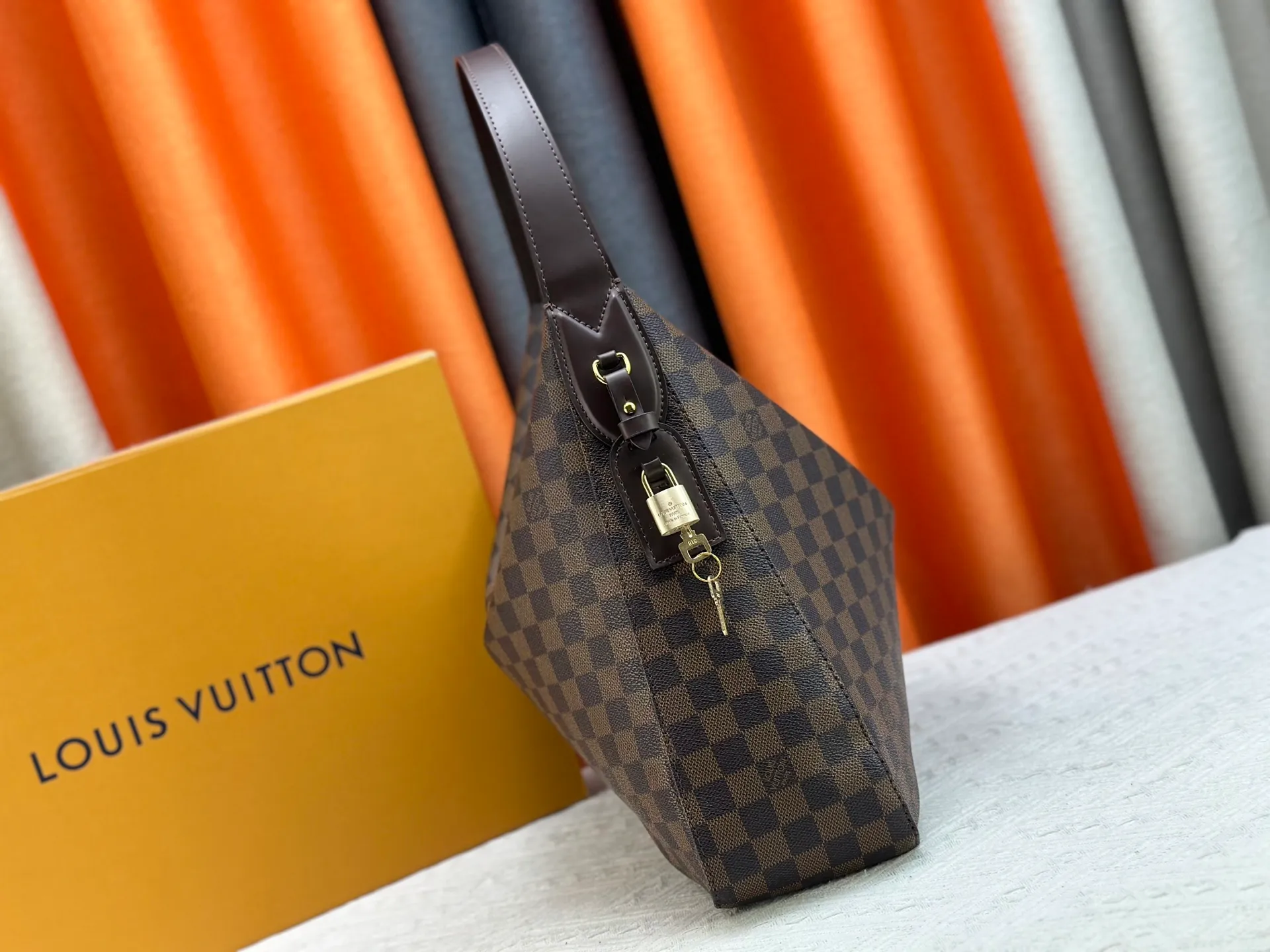 P280 Upgraded version [Official latest model, real shot of version making] M12097-M12098-M11952-M00126 This Vanity Pouch handbag comes from the Louis Vuitton Coated canvas is trimmed with calfskin, while a zipper closure, detachable chain and LV-engraved padlock add a metallic sheen. Dimensions: 41.0 × 33.0 × 10.0 Dimensions, 32.5x22.0x9.0