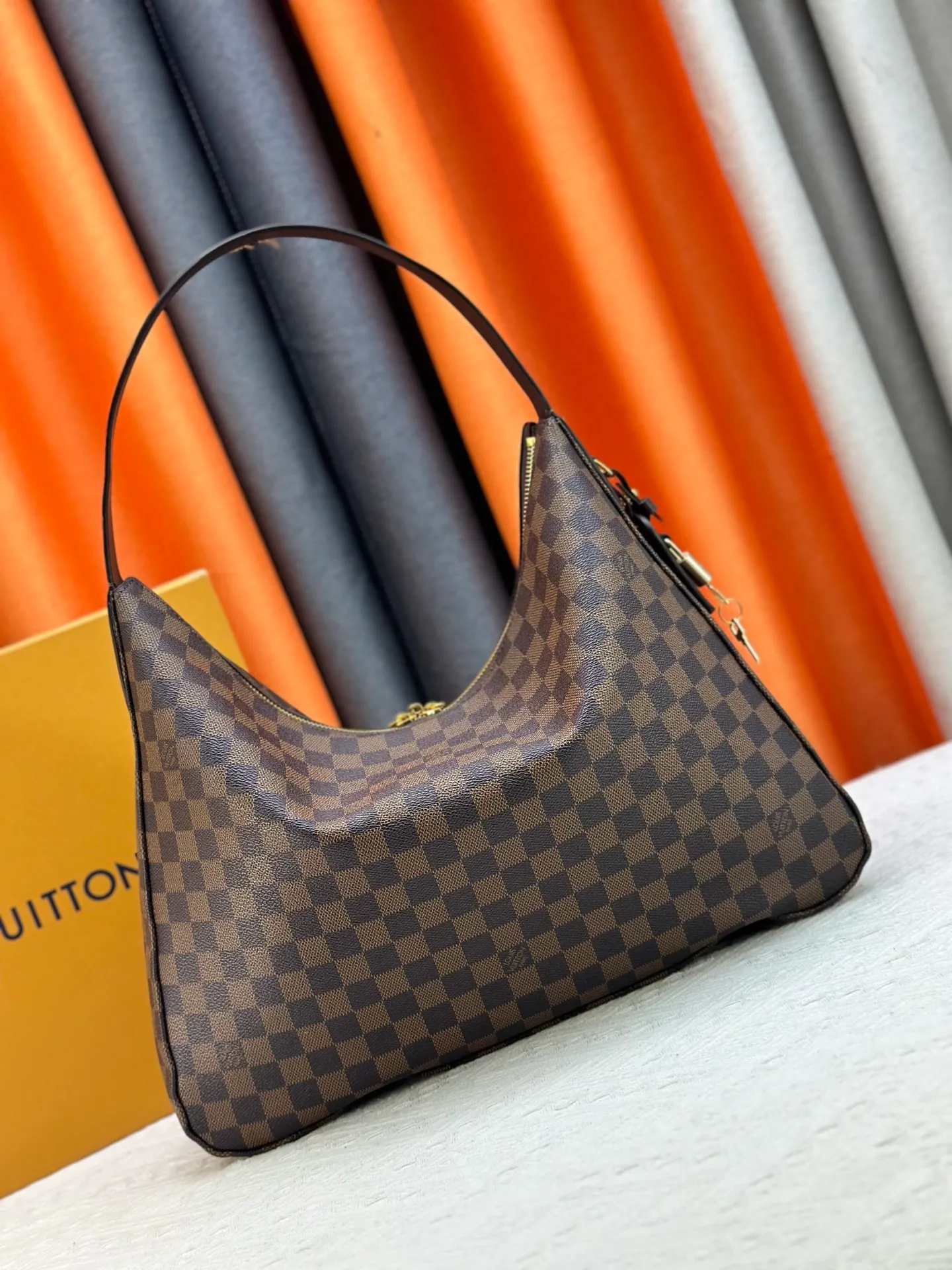 P280 Upgraded version [Official latest model, real shot of version making] M12097-M12098-M11952-M00126 This Vanity Pouch handbag comes from the Louis Vuitton Coated canvas is trimmed with calfskin, while a zipper closure, detachable chain and LV-engraved padlock add a metallic sheen. Dimensions: 41.0 × 33.0 × 10.0 Dimensions, 32.5x22.0x9.0