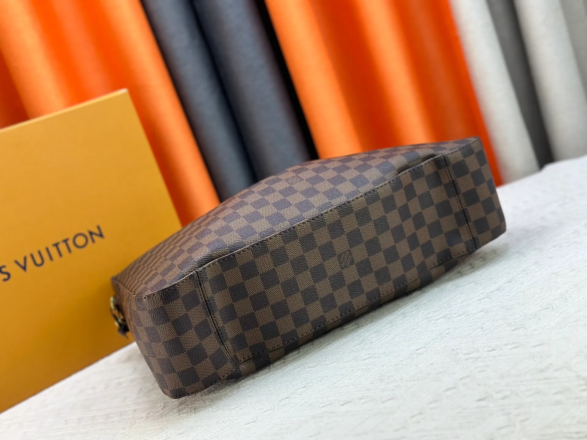 P280 Upgraded version [Official latest model, real shot of version making] M12097-M12098-M11952-M00126 This Vanity Pouch handbag comes from the Louis Vuitton Coated canvas is trimmed with calfskin, while a zipper closure, detachable chain and LV-engraved padlock add a metallic sheen. Dimensions: 41.0 × 33.0 × 10.0 Dimensions, 32.5x22.0x9.0