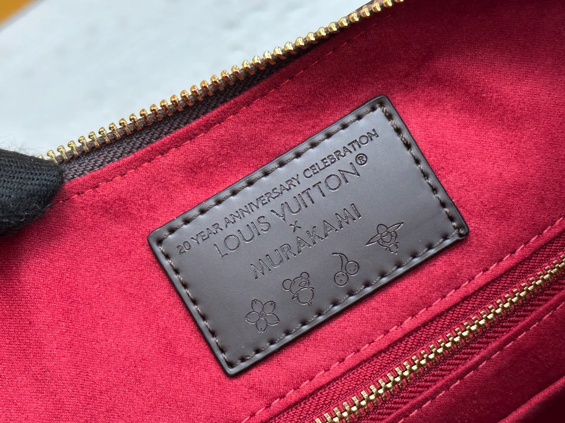 P280 Upgraded version [Official latest model, real shot of version making] M12097-M12098-M11952-M00126 This Vanity Pouch handbag comes from the Louis Vuitton Coated canvas is trimmed with calfskin, while a zipper closure, detachable chain and LV-engraved padlock add a metallic sheen. Dimensions: 41.0 × 33.0 × 10.0 Dimensions, 32.5x22.0x9.0