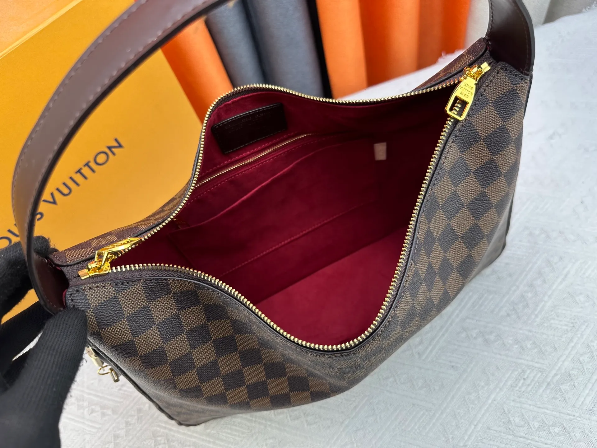 P280 Upgraded version [Official latest model, real shot of version making] M12097-M12098-M11952-M00126 This Vanity Pouch handbag comes from the Louis Vuitton Coated canvas is trimmed with calfskin, while a zipper closure, detachable chain and LV-engraved padlock add a metallic sheen. Dimensions: 41.0 × 33.0 × 10.0 Dimensions, 32.5x22.0x9.0