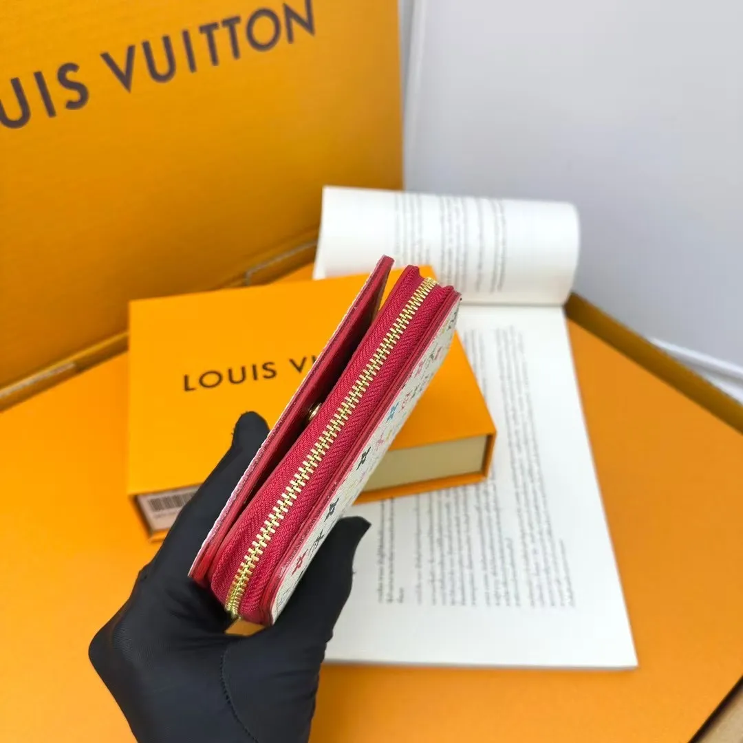 P150 M83689 33 colors This Cléa wallet is made of Monogram Empreinte soft grained cowhide, embellished with Louis Vuitton's iconic Monogram embossed pattern. It has a stylish design, is exquisite and compact but has a spacious capacity. It is equipped with an external patch pocket, zipper coin pocket, banknote compartment and six credit card slots.