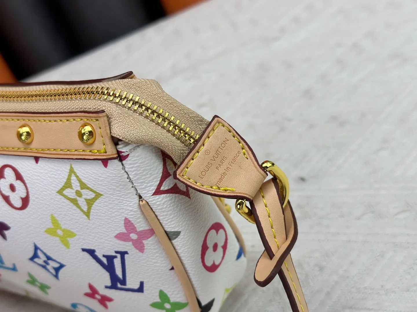 P220 M13404 M13663 Black color White color This Pochette Accessoires handbag is made of coated canvas, with colorful Monogram patterns to interpret the smart style of the Louis Vuitton × Murakami cross-border collaboration series. Calf leather trim and dazzling hardware add to the sophisticated details, while the detachable shoulder strap and chain provide flexible carry. Size: 22x13x4cm