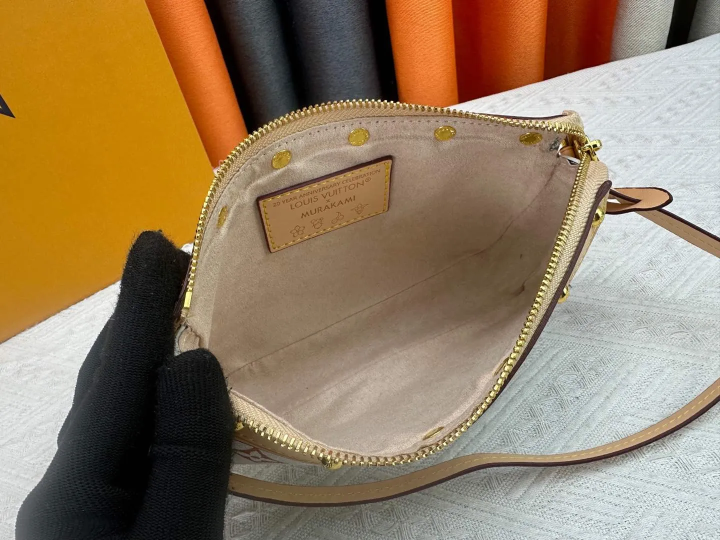 P220 M13404 M13663 Black color White color This Pochette Accessoires handbag is made of coated canvas, with colorful Monogram patterns to interpret the smart style of the Louis Vuitton × Murakami cross-border collaboration series. Calf leather trim and dazzling hardware add to the sophisticated details, while the detachable shoulder strap and chain provide flexible carry. Size: 22x13x4cm