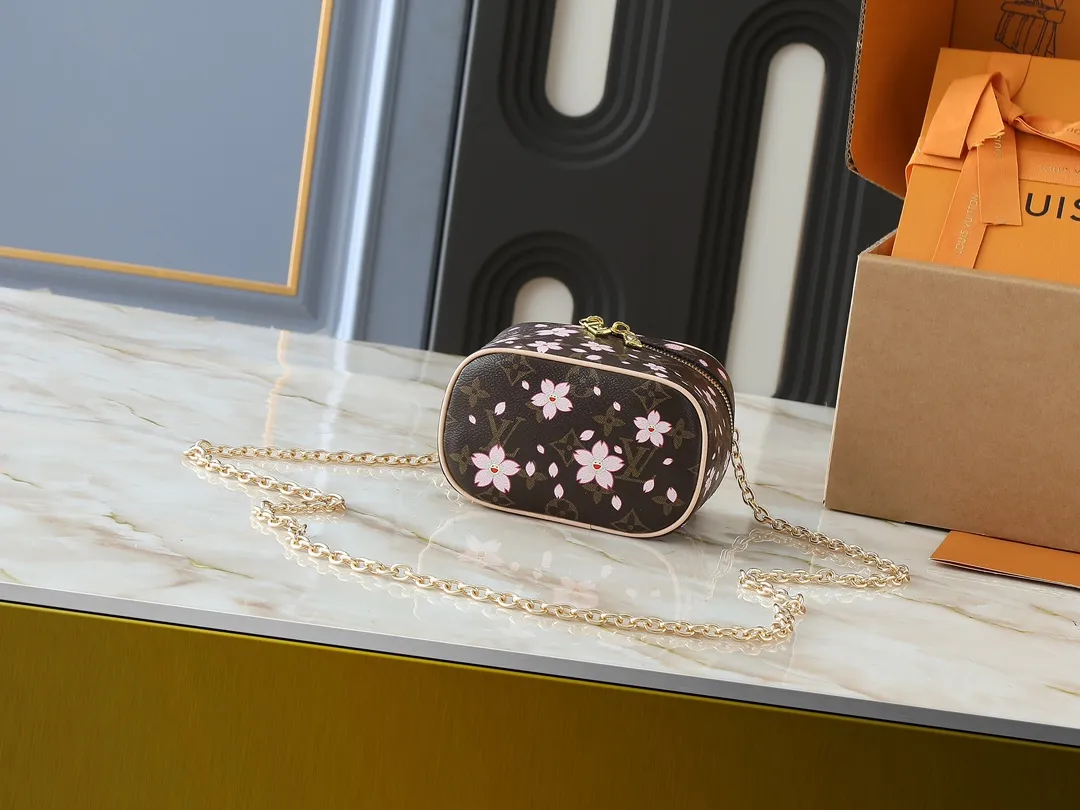 💰220💰Upgraded from the original M42265 M14181 M44495 M44936 M42263 This Nice cosmetic bag is made of Monogram coated canvas. The box-shaped outline is condensed with rounded strokes. The Cherry Blossom pattern releases the joyful atmosphere of the Louis Vuitton size：14x10.2x8.5cm