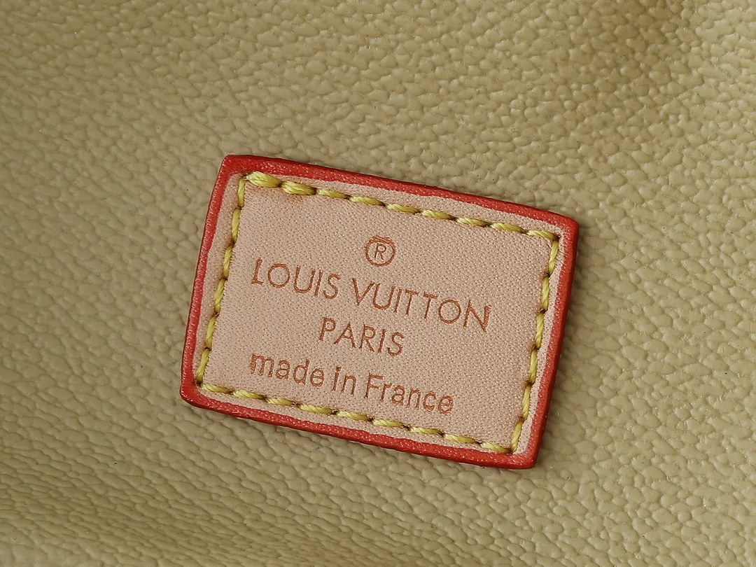 💰220💰Upgraded from the original M42265 M14181 M44495 M44936 M42263 This Nice cosmetic bag is made of Monogram coated canvas. The box-shaped outline is condensed with rounded strokes. The Cherry Blossom pattern releases the joyful atmosphere of the Louis Vuitton size：14x10.2x8.5cm