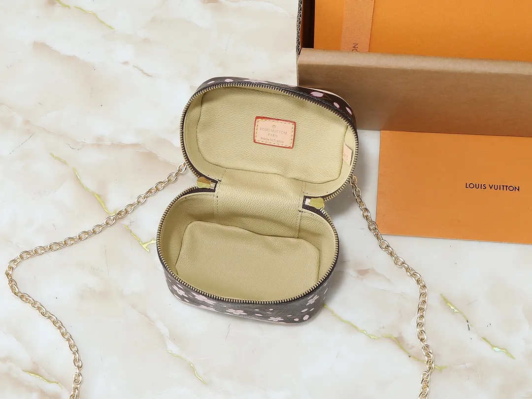 💰220💰Upgraded from the original M42265 M14181 M44495 M44936 M42263 This Nice cosmetic bag is made of Monogram coated canvas. The box-shaped outline is condensed with rounded strokes. The Cherry Blossom pattern releases the joyful atmosphere of the Louis Vuitton size：14x10.2x8.5cm