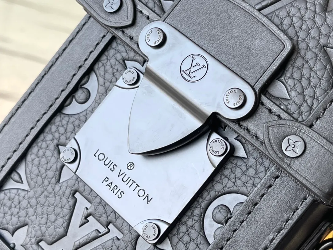 💰1180 (top-grain leather) top-quality original M82070 mobile phone bag full leather Vertical Trunk mini handbag showing the heritage and modern concept of box making. Taurillon leather is embossed with the classic Monogram pattern, it has a magnetic flap for secure storage and a removable and adjustable shoulder strap for easy shoulder wear. Dimensions: 10.7 x 17.5 x 6.8 cm