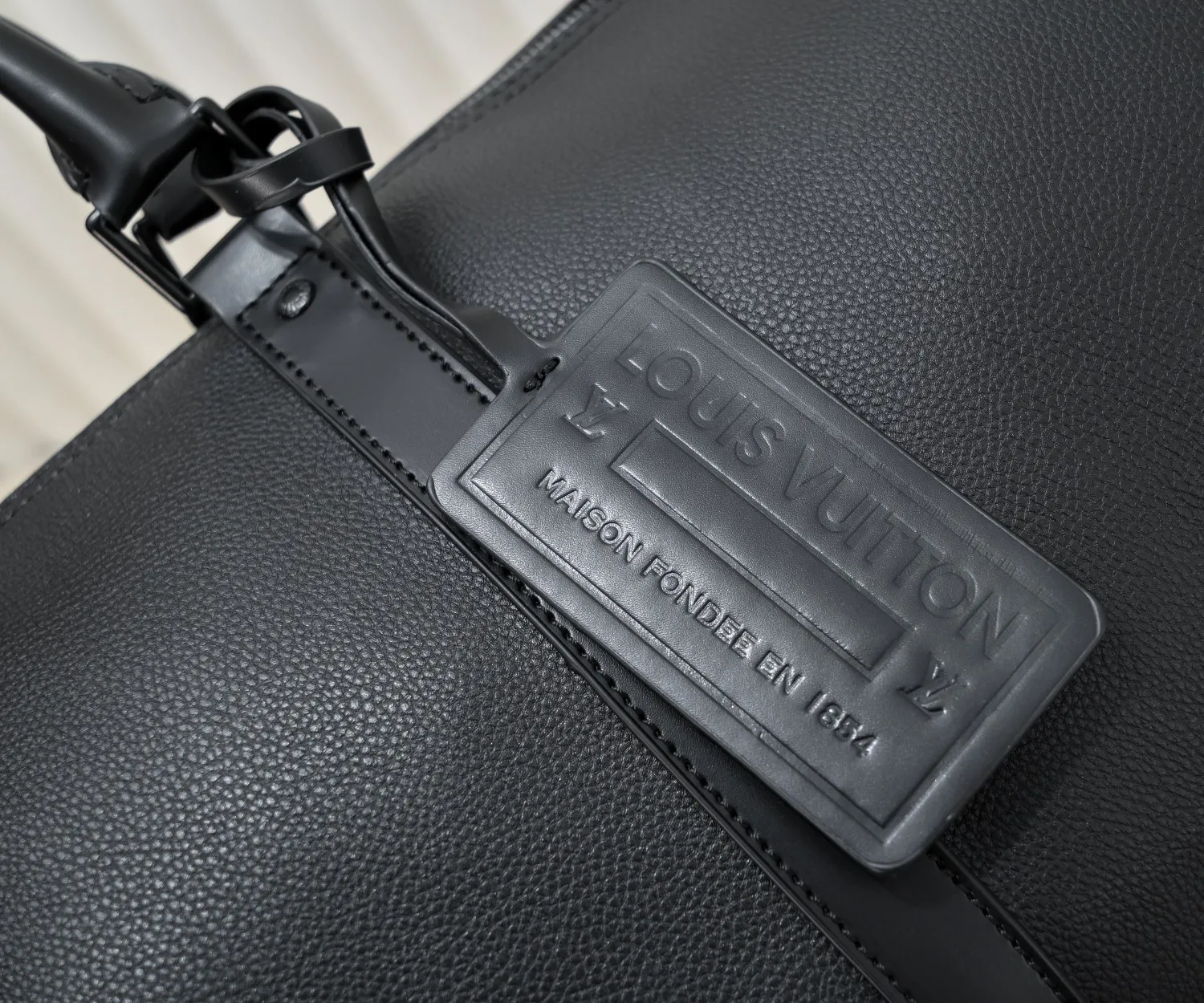 Batch 460💰M57088 41416 21420 KEEPALL BANDOULIÈRE 50 travel bag Louis Vuitton launches the Aerogram version of the new Keepall BANDOULIÈRE 50 travel bag, made of black soft grain leather, restrained and fashionable. Discreet details such as the black metal LV monogram, custom leather name tag and removable jacquard shoulder strap highlight the brand's style. Full leather pebbled travel bag with large logo on the lower right corneroo[Handshake][Handshake] Humanized size design and multiple carrying options make it a versatile travel item. Size 50cm