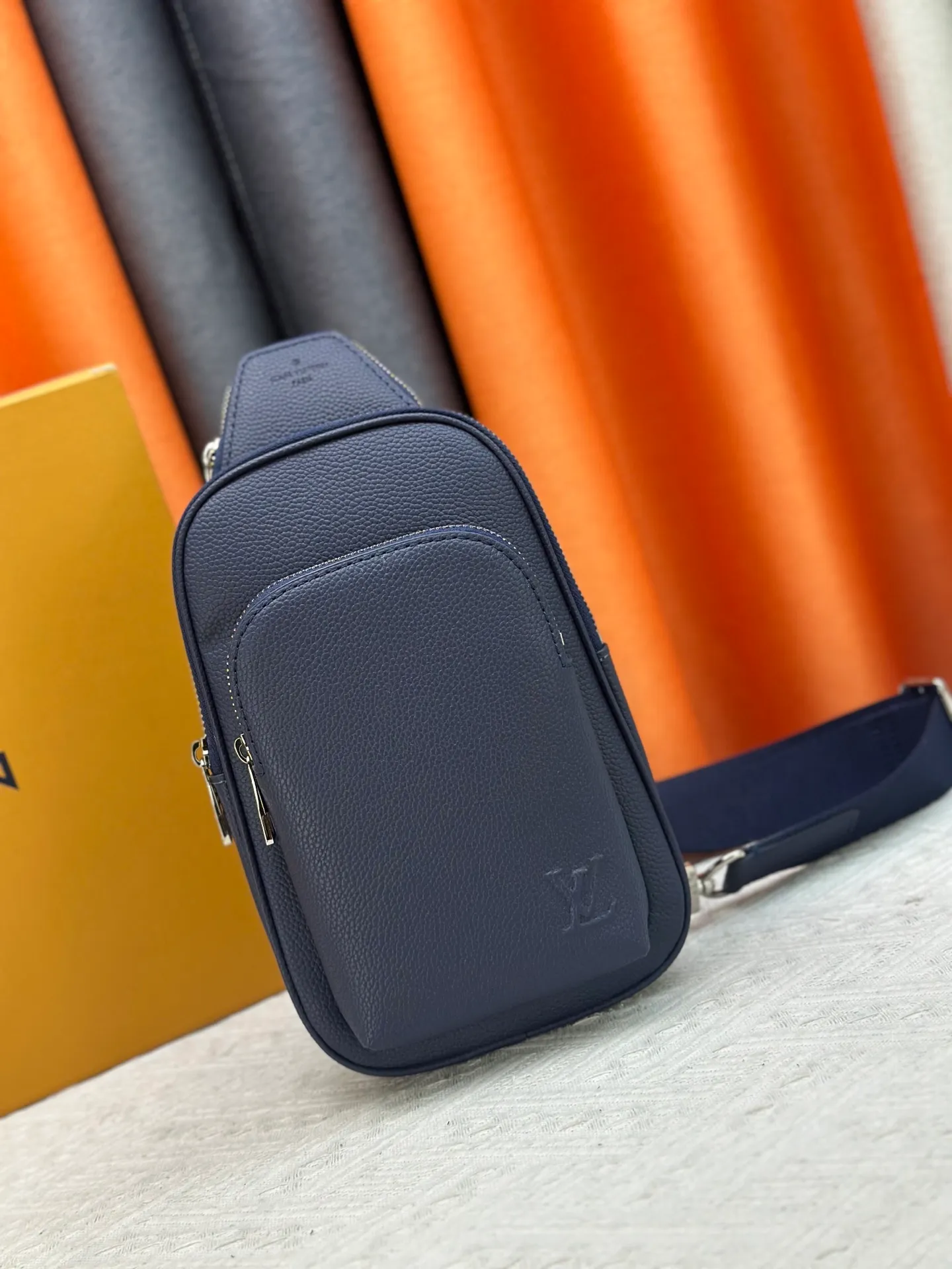P240 M15255 M15269 M26419 M11703 M47137 M46344 Pebbled leather "Avenue Sling Bag PM" with excellent durability and flexibility. The LV initials of the "LV Aerogram" series are embossed. Main compartment, zippered front pocket, small triangular zippered pocket design. Can be worn from either shoulder with the adjustable strap. Dimensions are 16 x 33 x 5.7 cm. (length x height x width)