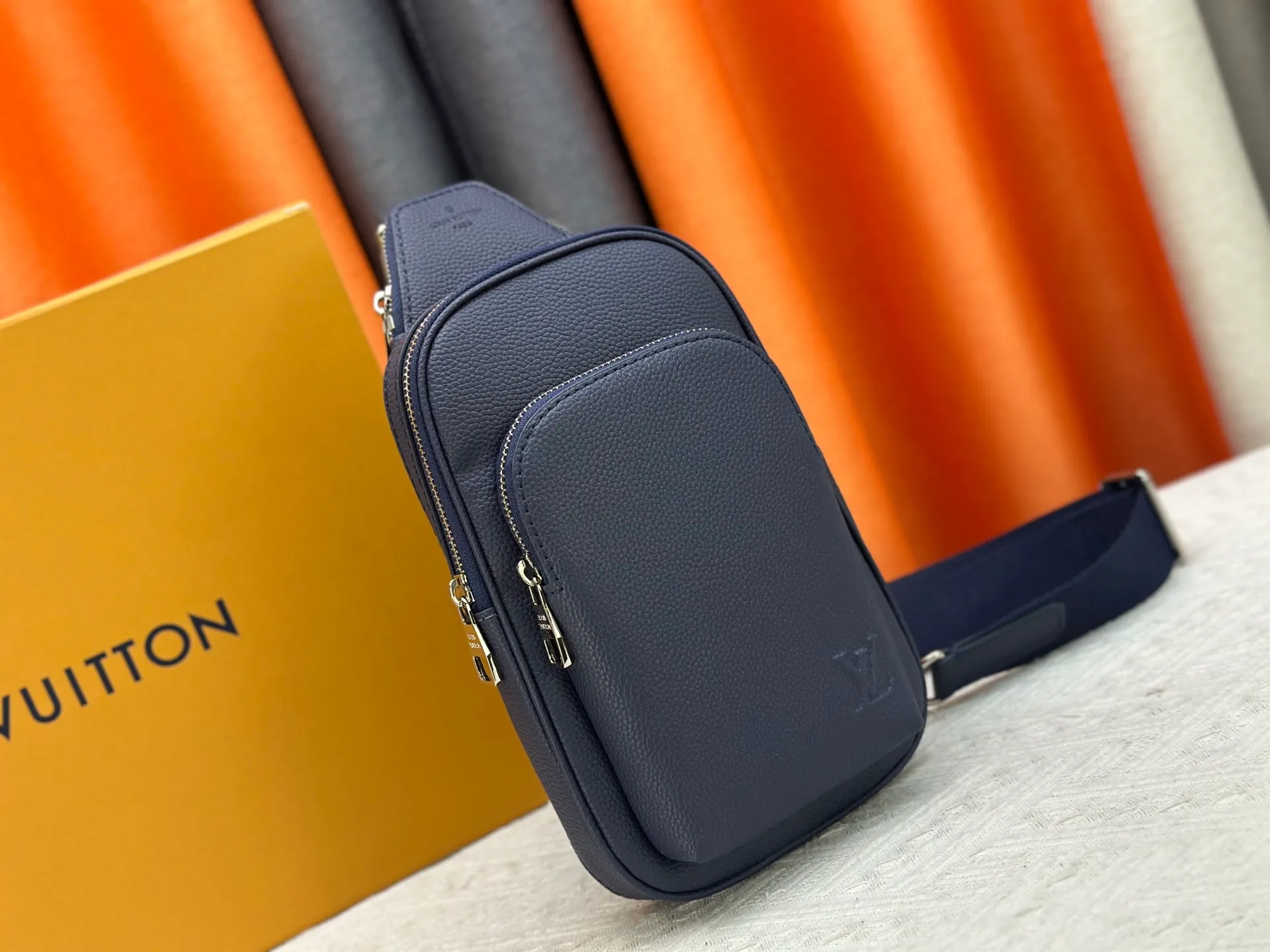 P240 M15255 M15269 M26419 M11703 M47137 M46344 Pebbled leather "Avenue Sling Bag PM" with excellent durability and flexibility. The LV initials of the "LV Aerogram" series are embossed. Main compartment, zippered front pocket, small triangular zippered pocket design. Can be worn from either shoulder with the adjustable strap. Dimensions are 16 x 33 x 5.7 cm. (length x height x width)