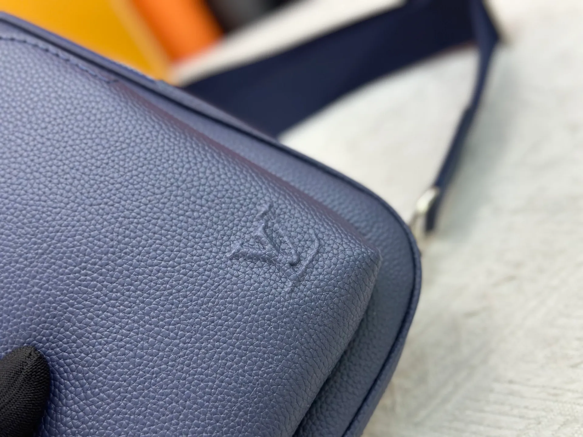 P240 M15255 M15269 M26419 M11703 M47137 M46344 Pebbled leather "Avenue Sling Bag PM" with excellent durability and flexibility. The LV initials of the "LV Aerogram" series are embossed. Main compartment, zippered front pocket, small triangular zippered pocket design. Can be worn from either shoulder with the adjustable strap. Dimensions are 16 x 33 x 5.7 cm. (length x height x width)