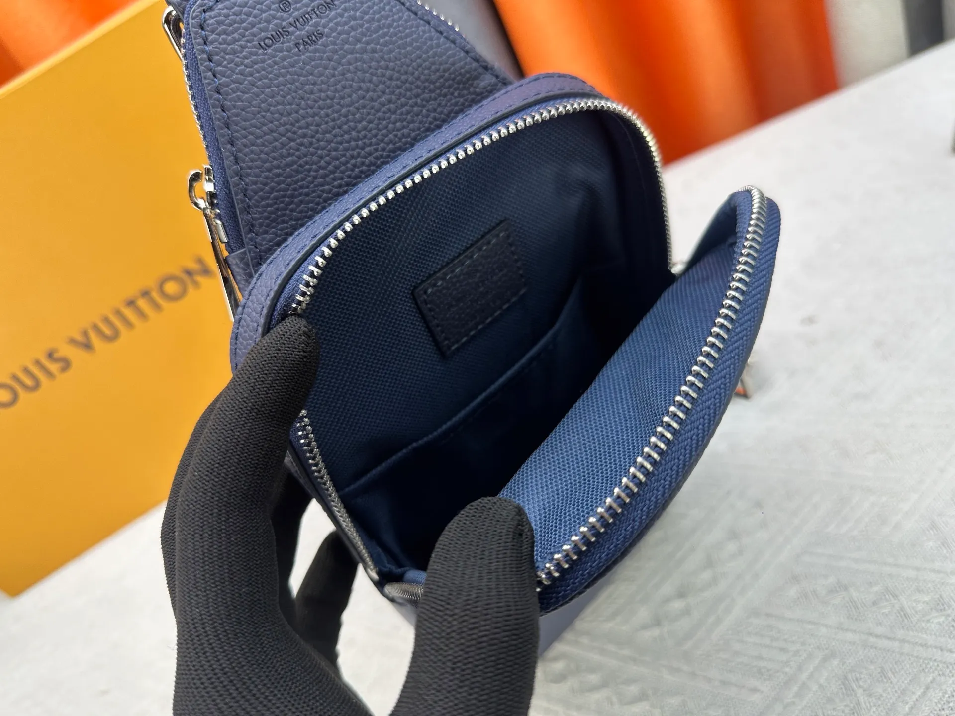 P240 M15255 M15269 M26419 M11703 M47137 M46344 Pebbled leather "Avenue Sling Bag PM" with excellent durability and flexibility. The LV initials of the "LV Aerogram" series are embossed. Main compartment, zippered front pocket, small triangular zippered pocket design. Can be worn from either shoulder with the adjustable strap. Dimensions are 16 x 33 x 5.7 cm. (length x height x width)