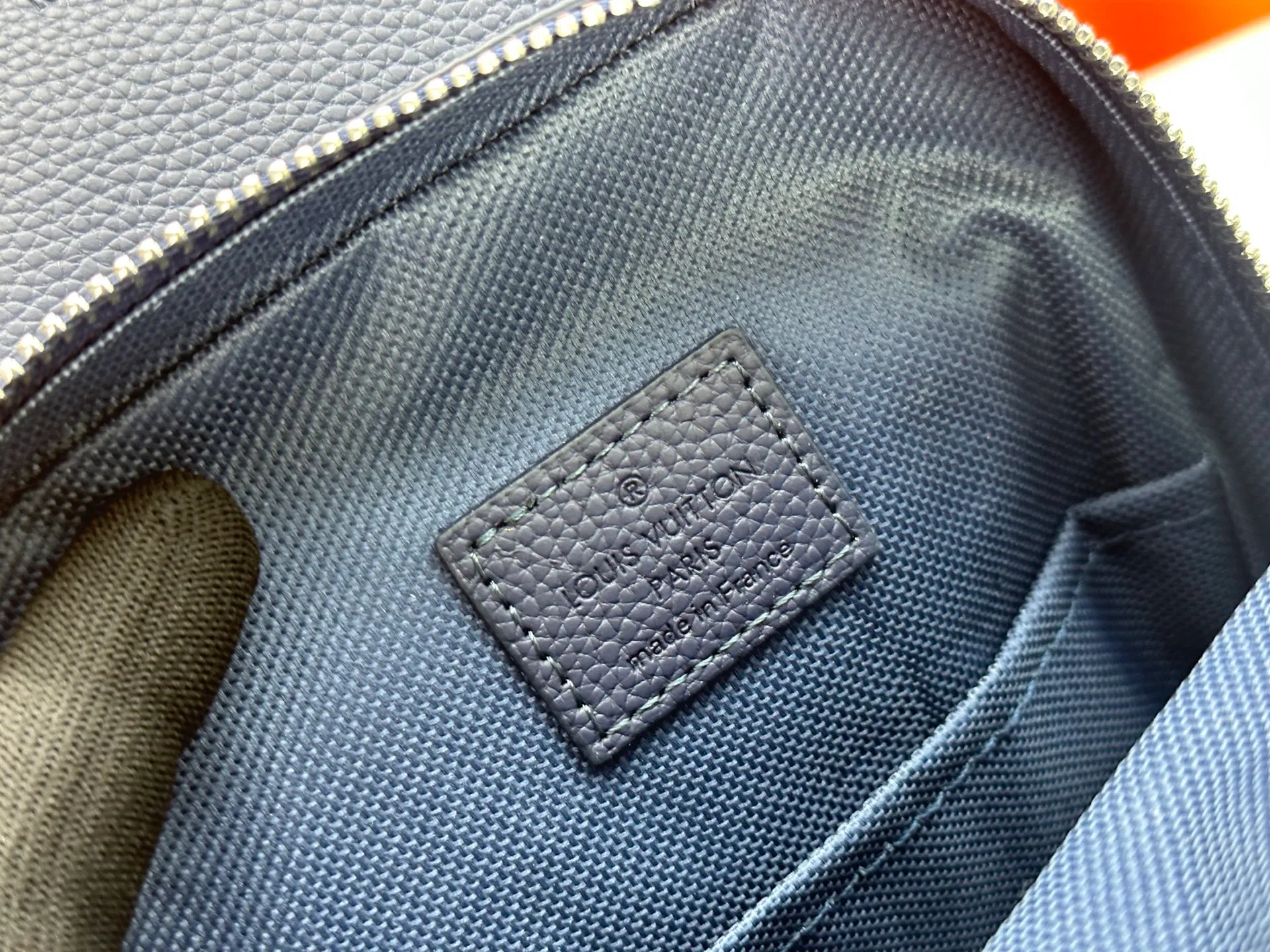 P240 M15255 M15269 M26419 M11703 M47137 M46344 Pebbled leather "Avenue Sling Bag PM" with excellent durability and flexibility. The LV initials of the "LV Aerogram" series are embossed. Main compartment, zippered front pocket, small triangular zippered pocket design. Can be worn from either shoulder with the adjustable strap. Dimensions are 16 x 33 x 5.7 cm. (length x height x width)