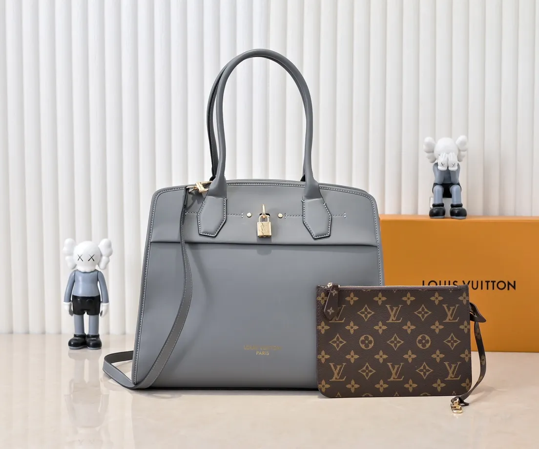 Batch 💰Small 360 💰Large 190 M12005 M12556 M12337 This large City Steamer handbag draws inspiration from the design of suitcases built for cruise ships in 1901, making its eye-catching appearance at the 2024 autumn and winter ready-to-wear show. Grained Millesime leather and shearling leather trims add seasonal flair, an embossed padlock and hot-stamped LV Circle logo add a modern twist, and a removable Monogram storage bag makes it easy to store valuables. Size: large size 35x42x21cm, small size 30x36x17