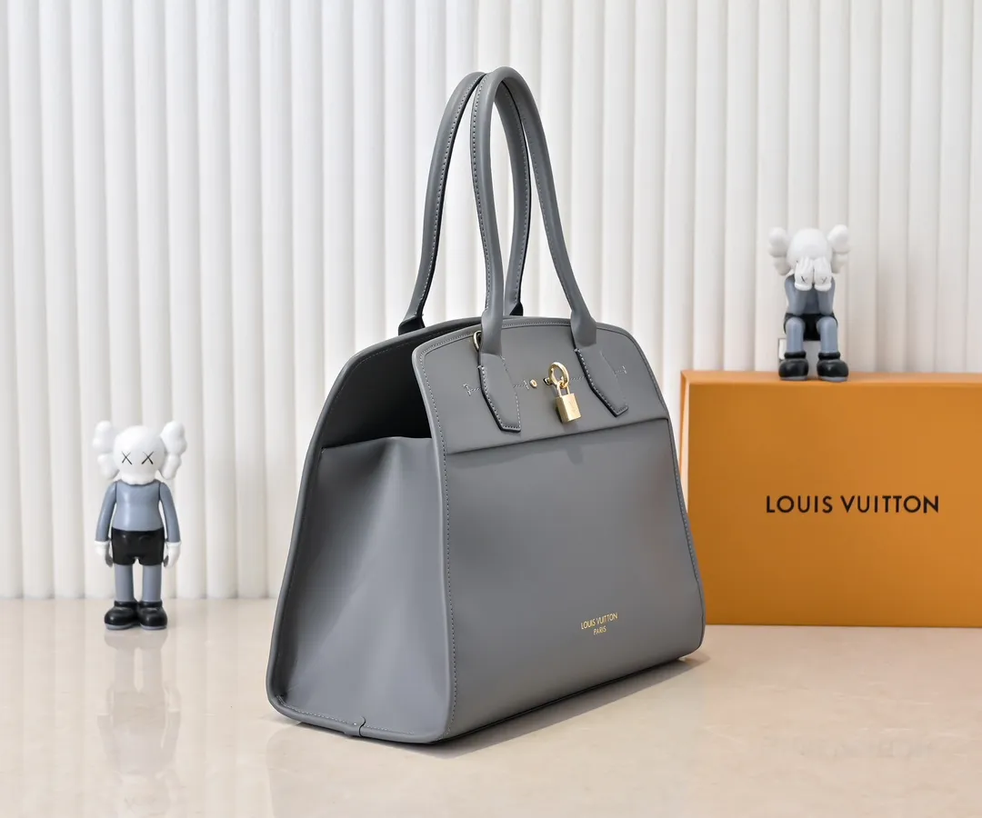 Batch 💰Small 360 💰Large 190 M12005 M12556 M12337 This large City Steamer handbag draws inspiration from the design of suitcases built for cruise ships in 1901, making its eye-catching appearance at the 2024 autumn and winter ready-to-wear show. Grained Millesime leather and shearling leather trims add seasonal flair, an embossed padlock and hot-stamped LV Circle logo add a modern twist, and a removable Monogram storage bag makes it easy to store valuables. Size: large size 35x42x21cm, small size 30x36x17