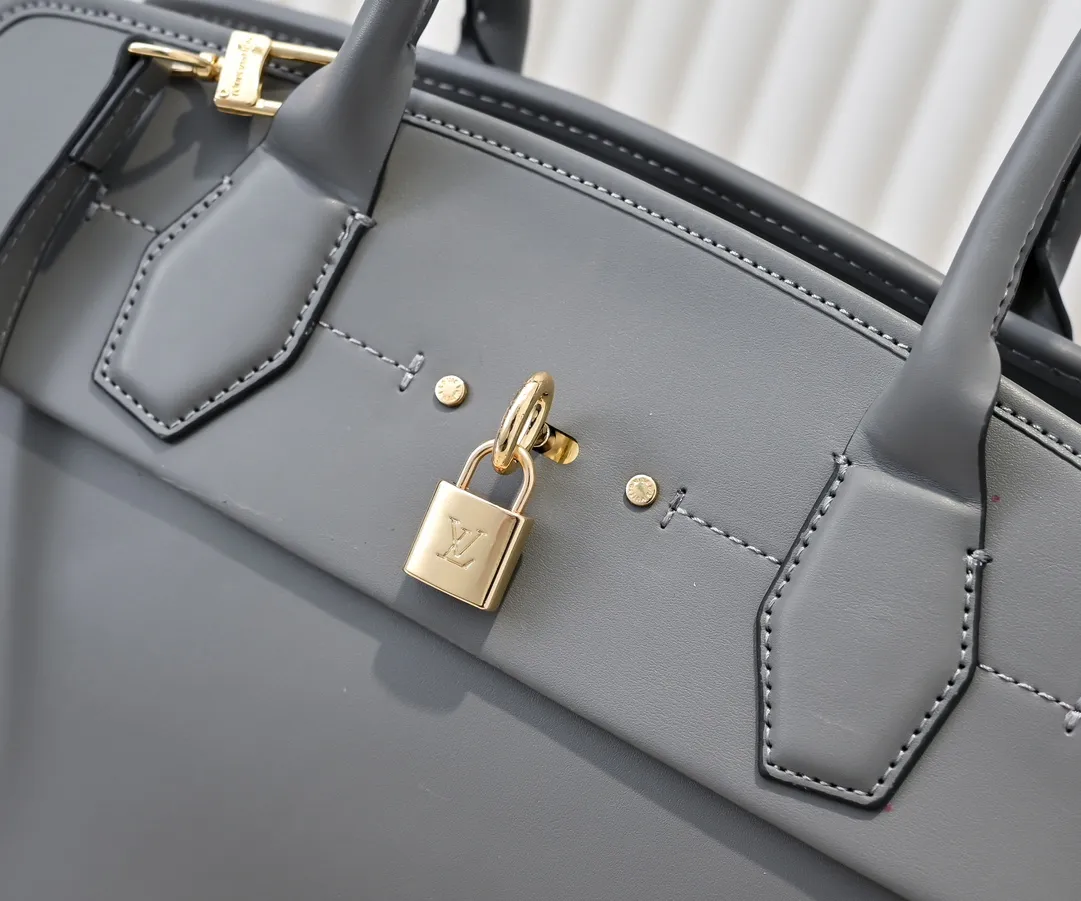 Batch 💰Small 360 💰Large 190 M12005 M12556 M12337 This large City Steamer handbag draws inspiration from the design of suitcases built for cruise ships in 1901, making its eye-catching appearance at the 2024 autumn and winter ready-to-wear show. Grained Millesime leather and shearling leather trims add seasonal flair, an embossed padlock and hot-stamped LV Circle logo add a modern twist, and a removable Monogram storage bag makes it easy to store valuables. Size: large size 35x42x21cm, small size 30x36x17