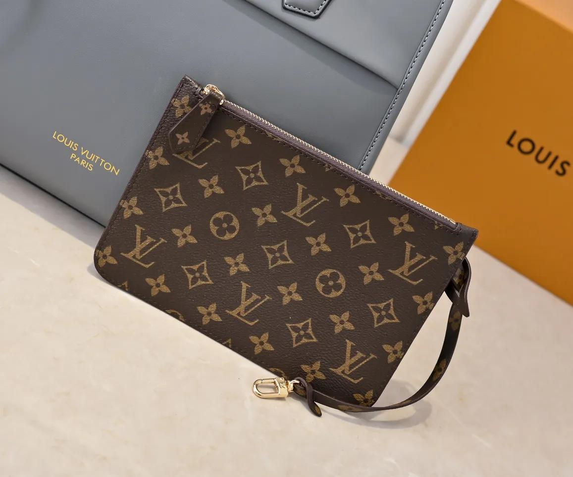 Batch 💰Small 360 💰Large 190 M12005 M12556 M12337 This large City Steamer handbag draws inspiration from the design of suitcases built for cruise ships in 1901, making its eye-catching appearance at the 2024 autumn and winter ready-to-wear show. Grained Millesime leather and shearling leather trims add seasonal flair, an embossed padlock and hot-stamped LV Circle logo add a modern twist, and a removable Monogram storage bag makes it easy to store valuables. Size: large size 35x42x21cm, small size 30x36x17