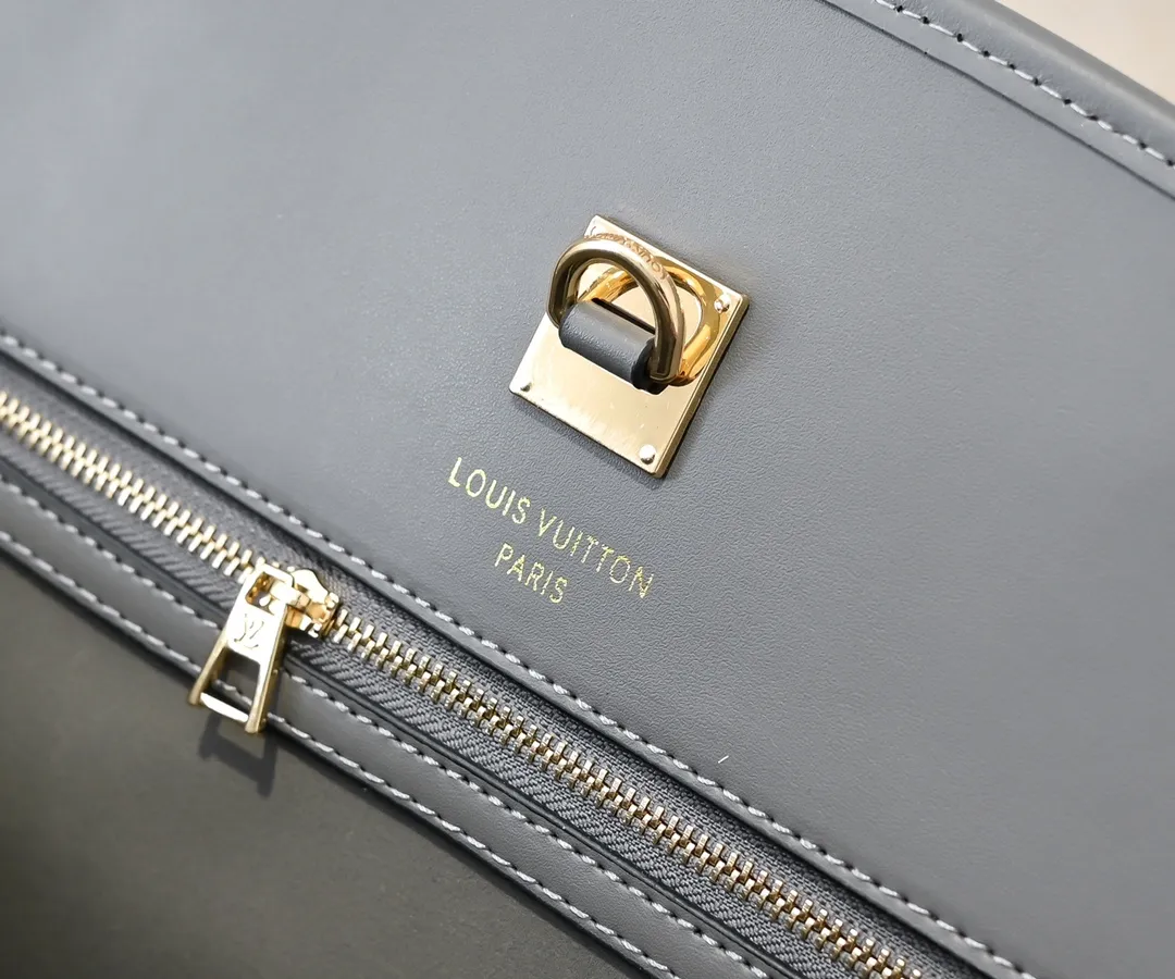 Batch 💰Small 360 💰Large 190 M12005 M12556 M12337 This large City Steamer handbag draws inspiration from the design of suitcases built for cruise ships in 1901, making its eye-catching appearance at the 2024 autumn and winter ready-to-wear show. Grained Millesime leather and shearling leather trims add seasonal flair, an embossed padlock and hot-stamped LV Circle logo add a modern twist, and a removable Monogram storage bag makes it easy to store valuables. Size: large size 35x42x21cm, small size 30x36x17