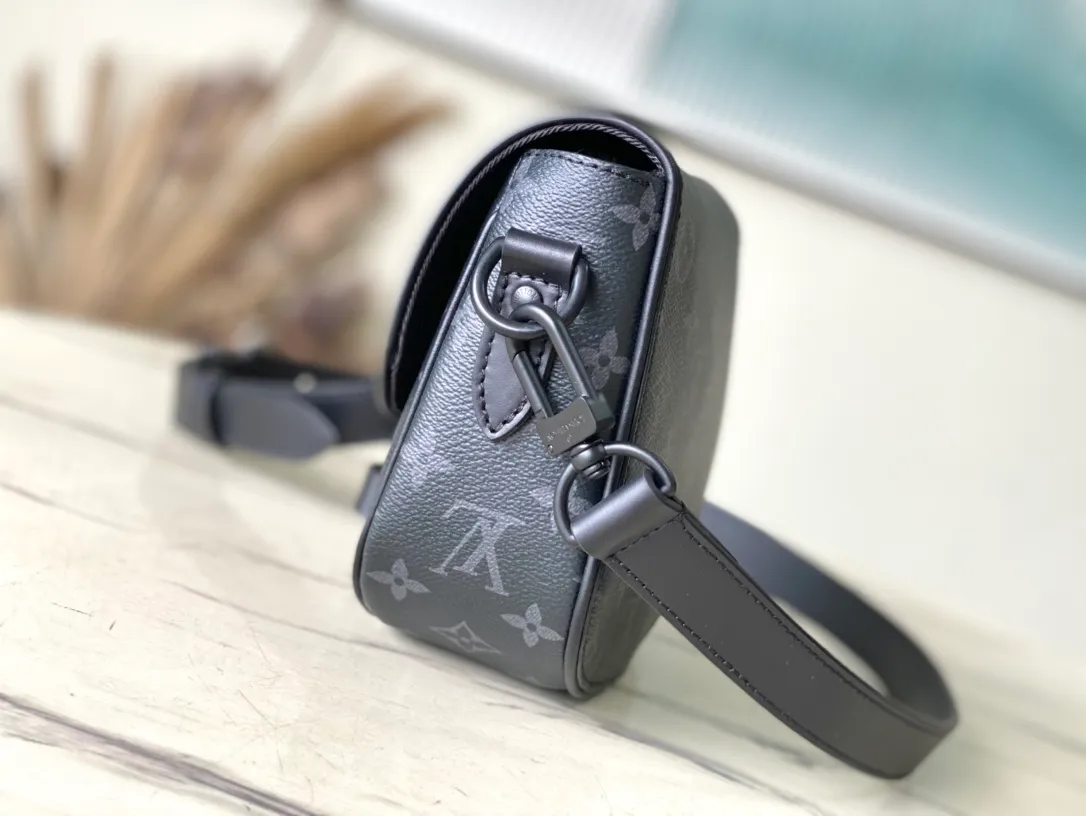💰820 Top Original Order M47060 Black Flower This Montsouris small messenger bag is made of Monogram Macassar coated canvas to create ample space, making it a perfect choice for daily travel. The retro structure and leather shoulder strap make it easy to wear in formal occasions. Dimensions: 20 × 17 × 7 cm